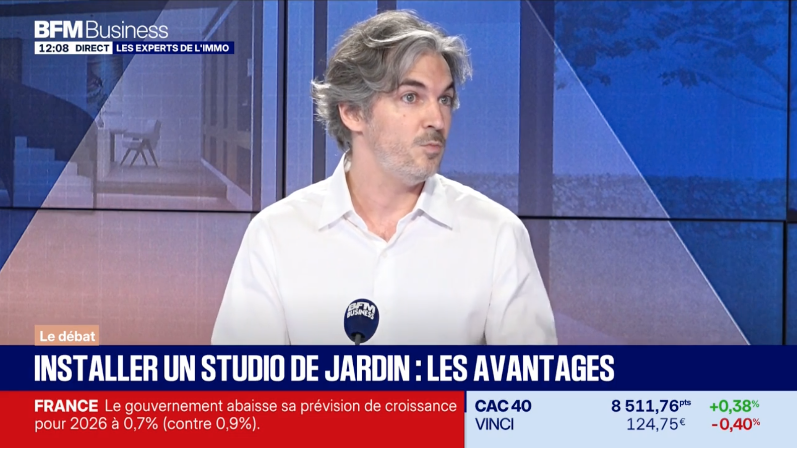 Une émission de télévision en direct sur BFM Business avec un homme à l'écran, discutant de l'installation d'un studio de jardin, avec des graphiques et des informations financières en bas de l'écran.