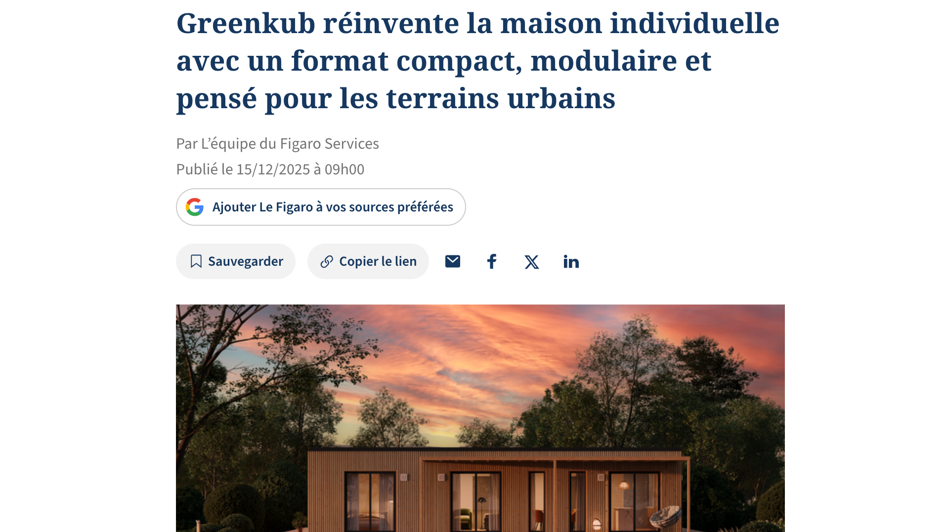 Titre de l'article en français : "Greenkub réinvente la maison individuelle avec un format compact, modulaire et pensé pour les terrains urbains". Illustration d'une maison moderne en bois, avec une scène de coucher de soleil en arrière-plan, entourée d'arbres et d'un paysage naturel.