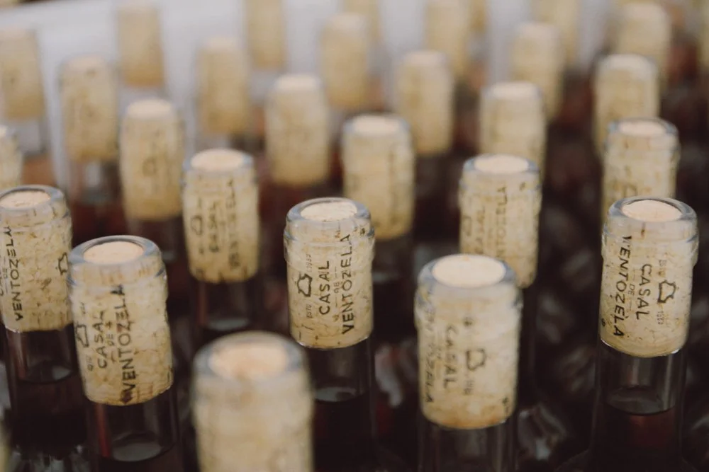 Filas de garrafas de vinho com tampas de cortiça, marcadas com o nome do produtor, Casal de Ventozela.
