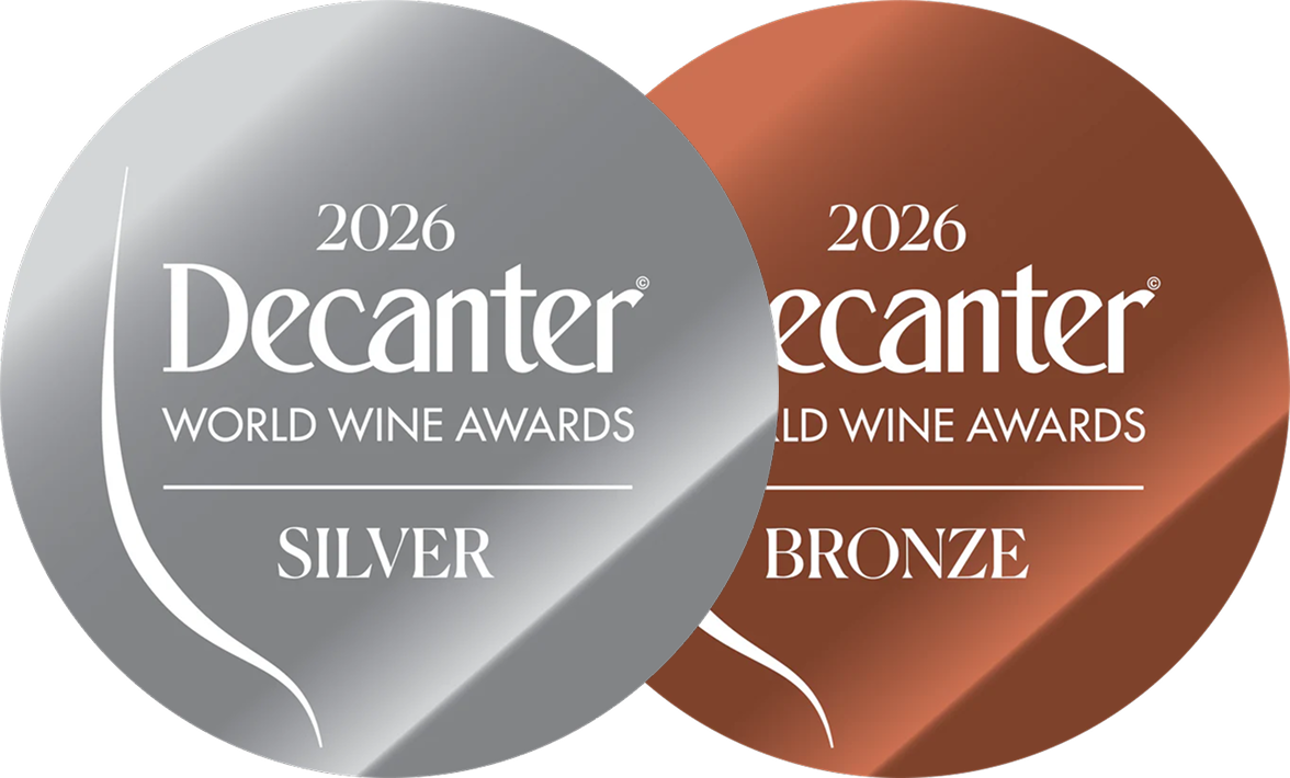 Prêmios do Decanter World Wine Awards de 2026, um em prata para o nível Silver e outro em bronze para o nível Bronze, ambos em formato de coração com detalhes decorativos.