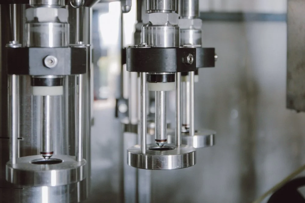 Equipamentos industriais de metal em uma linha de produção.