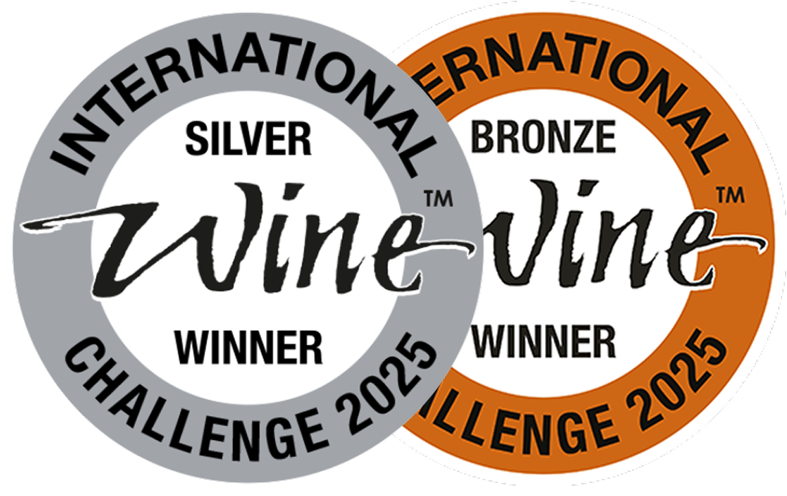 Selos de reconhecimento internacional do prêmio Wine-Vine Challenge 2025, de cor cinza e marrom, indicando vencedores na categoria Prata e Bronze.