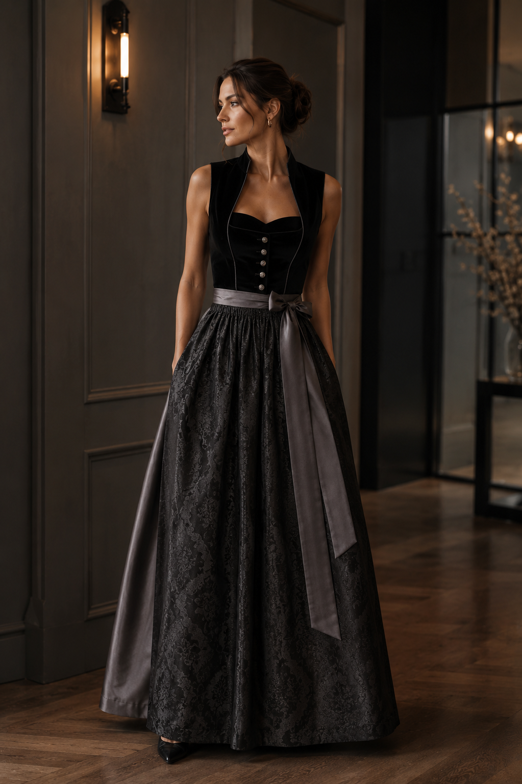 Frau in eleganter schwarzer Kleid mit hohem Saum, steht in einem stilvollen Raum mit dunklen Wänden und Holzfußboden.