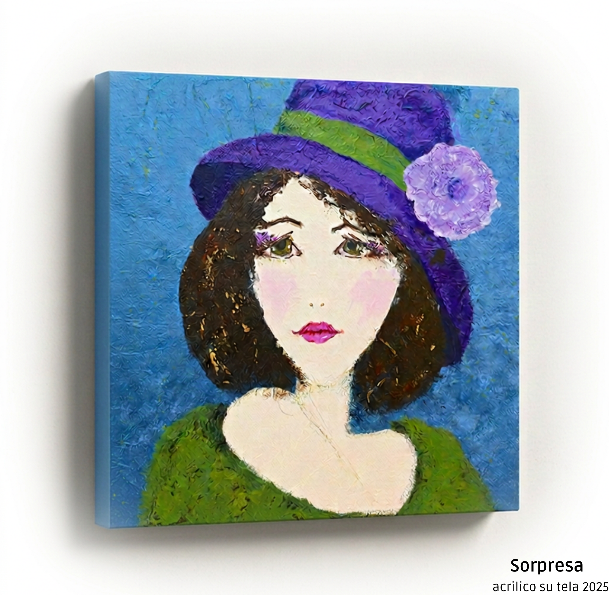 Un quadro astratto di una donna con cappello viola e fiore rosa su tela acrilica, con sfondo blu. Titolo: 'Sorpresa', data 2025.