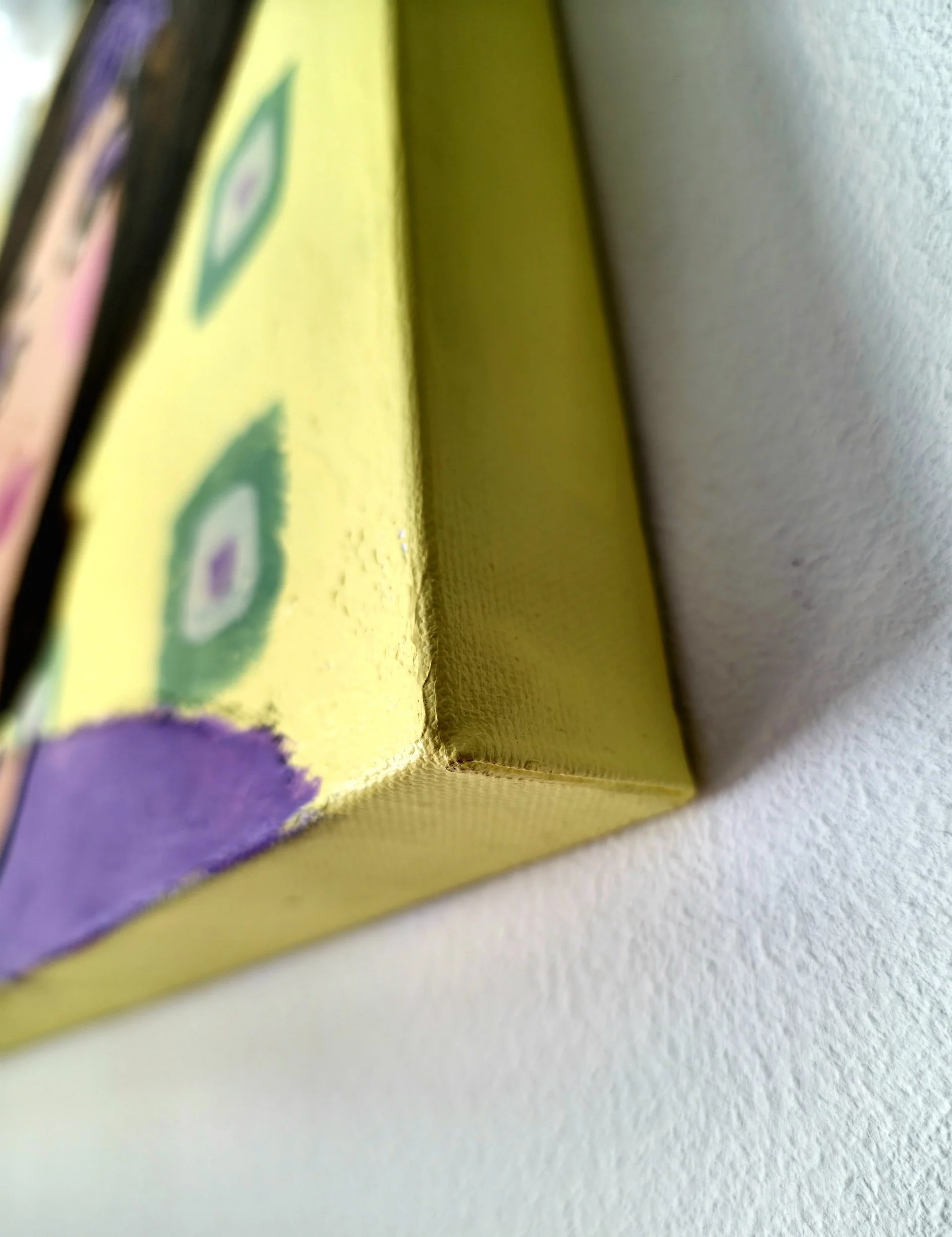 dettaglio quadro volto di donna su sfondo giallo
