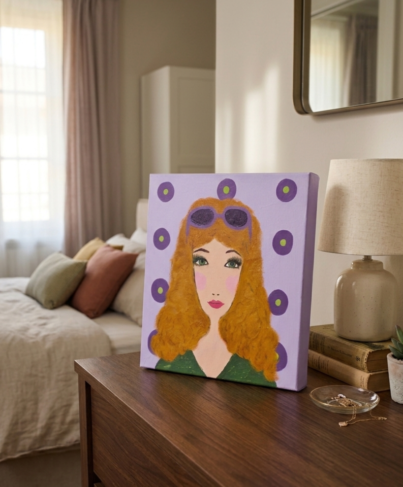 quadro volto donna a sfondo lilla appoggiato su mobile.png
