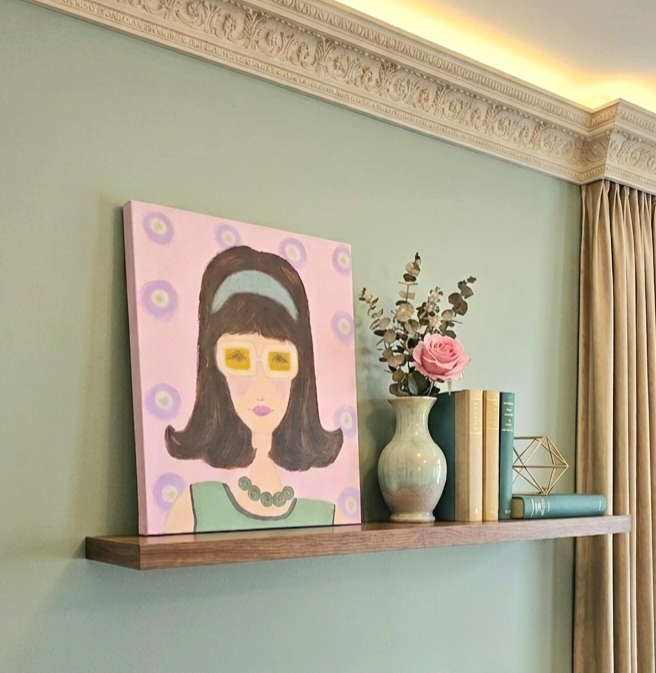 quadro volto donna sfondo rosa stile anni 60.png