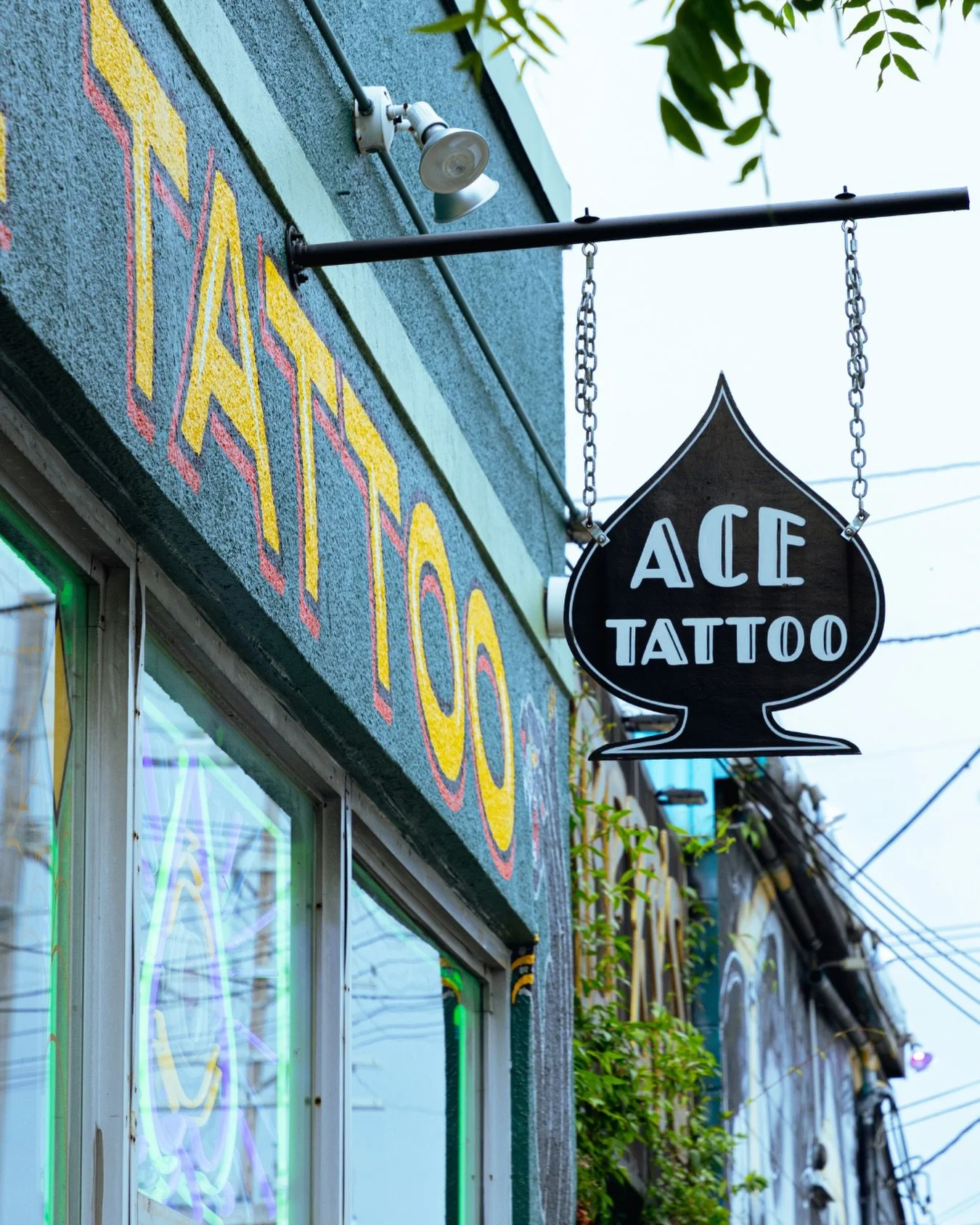 Give our incredible artists at Ace Tattoo a follow &spades;️🎲🕸️

@bobbycarusotattoos
@kennyrice74
@mactyretattoo
@devin_and_helltattoos 

📍4916 Freret St.

Open Tues&ndash;Sat 12&ndash;8 &bull; Sun 12&ndash;5

Closed Mondays

WALK-INS WELCOME! APP