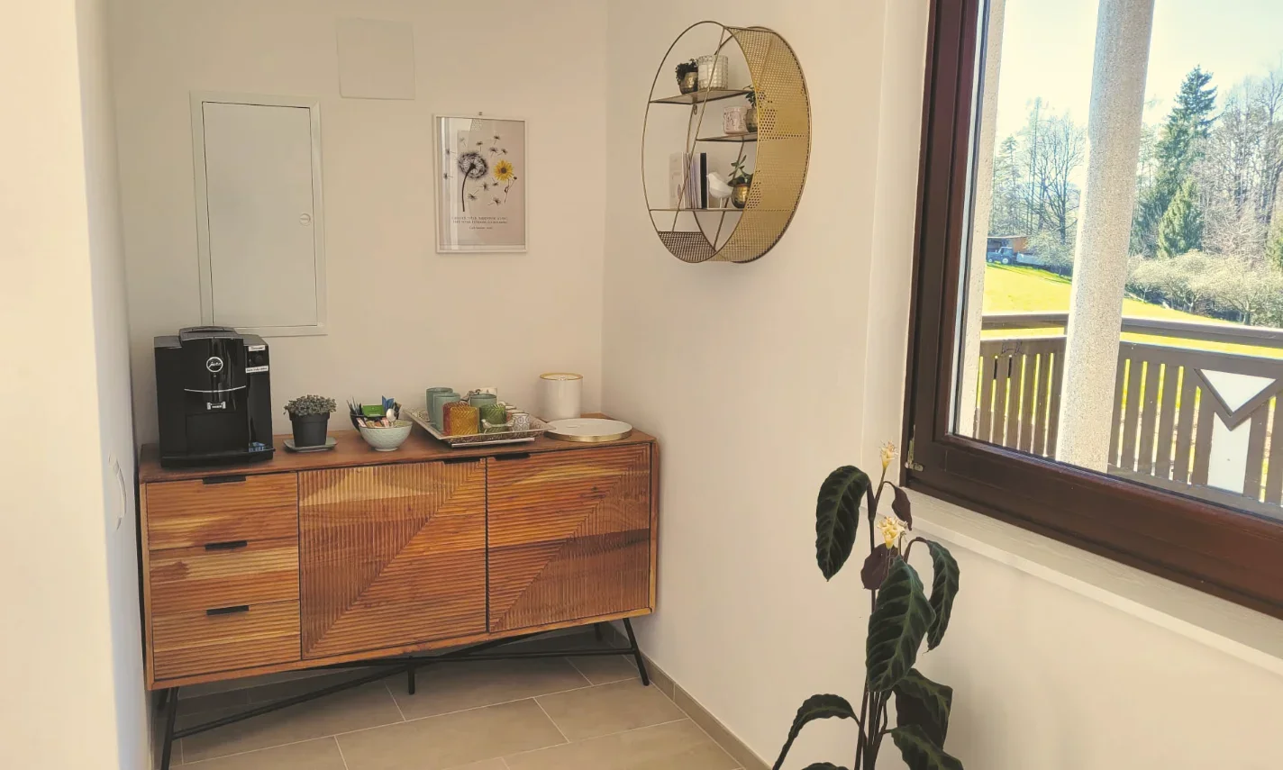 Foto aus der Psychotherapeutischen Praxis von Jürgen Pirker, das ein Sideboard mit Kaffeemaschine und Trinkgläsern zeigt.