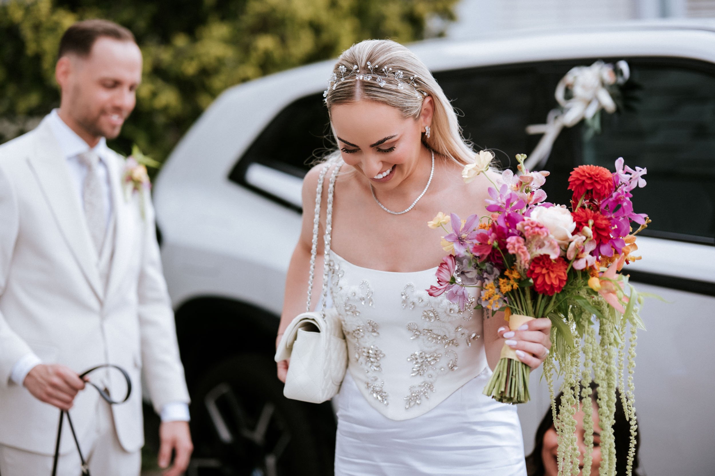 braut-aussteigen-hochzeitsauto-wiener-neudorf.jpg