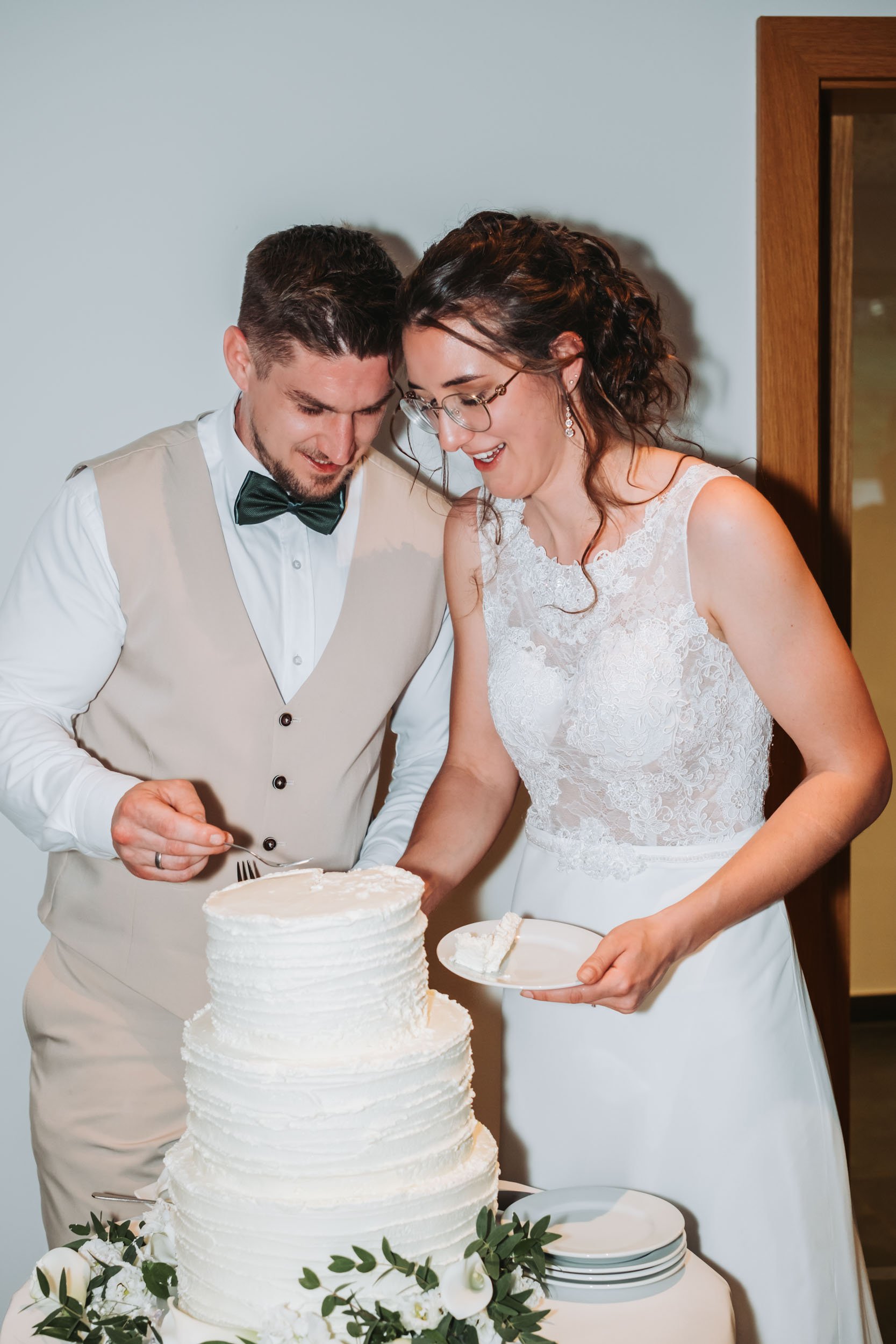 brautpaar-anschneiden-hochzeitstorte-kahlenberg.jpg