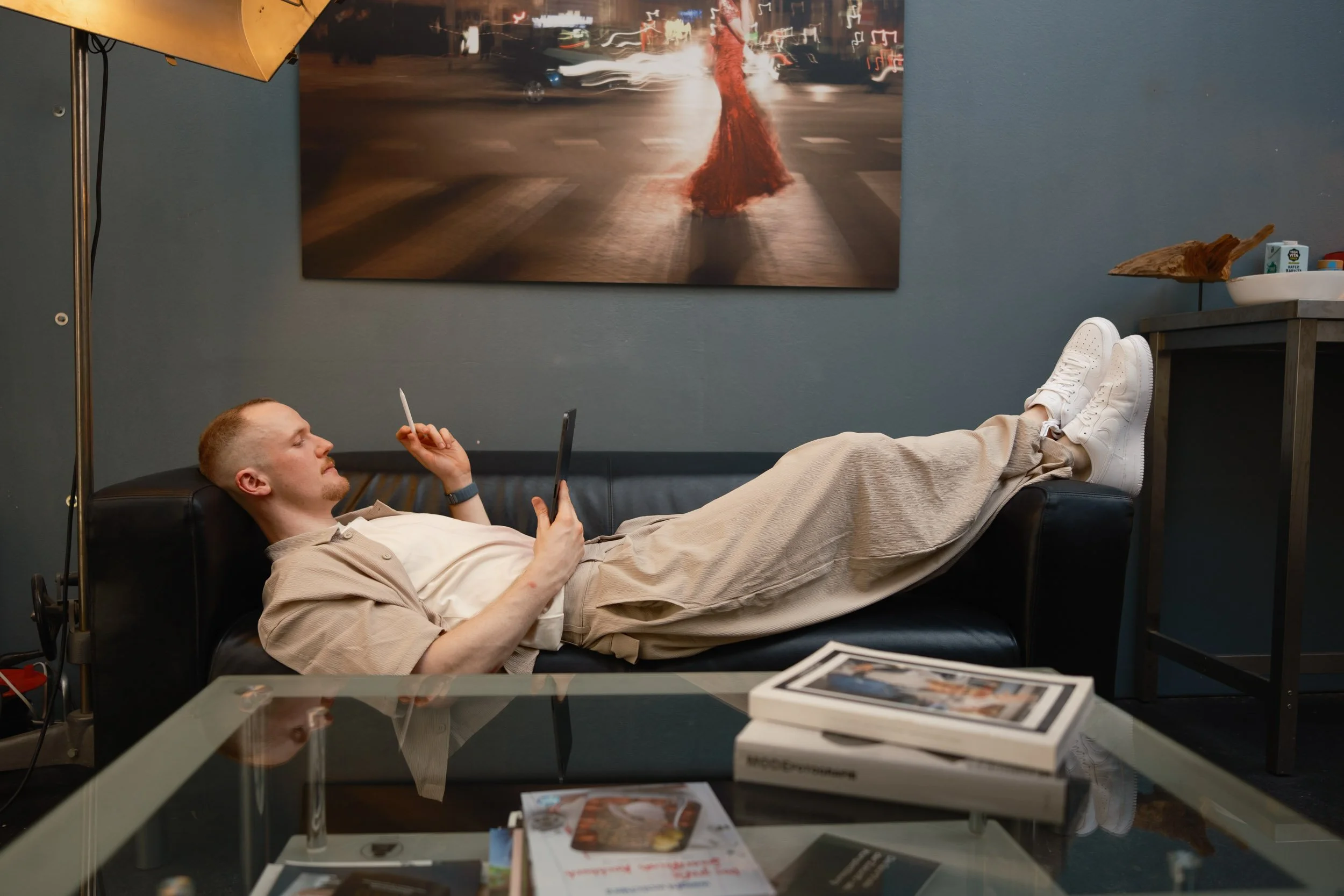 David von Pengoo Weddings sichtet auf dem Sofa liegend Hochzeitsaufnahmen am Tablet