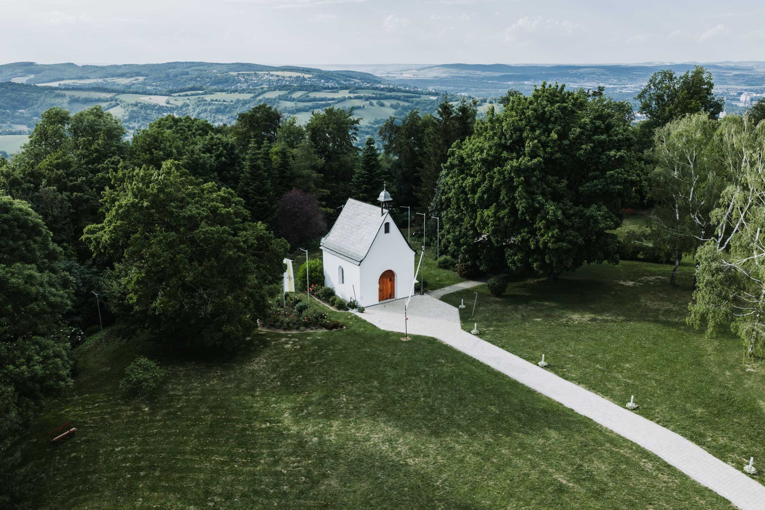 Drohnenaufnahme der Schönstatt-Kapelle am Kahlenberg in Wien mit Blick über den Wienerwald