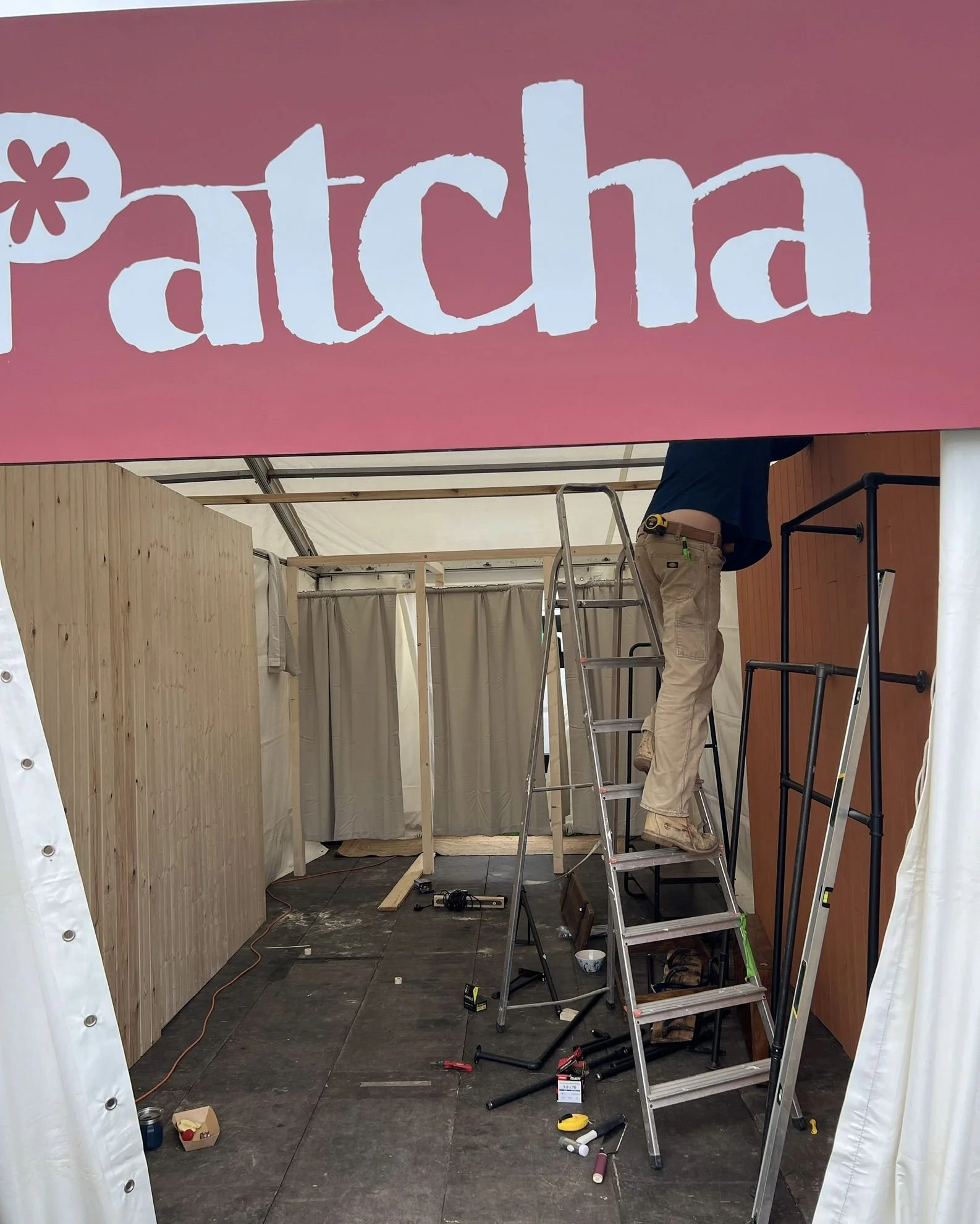 db-studios-patcha-london-fitting-the-stand-header-on-site.jpg