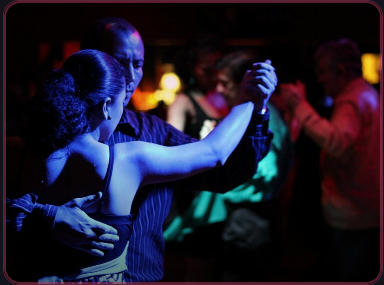 Un couple danse dans une ambiance de soirée