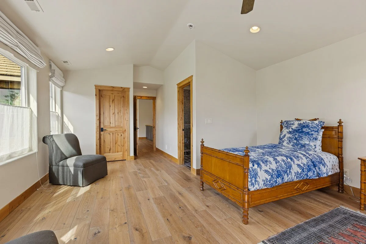 31 105_RiverBendCir_MLS-50.jpg