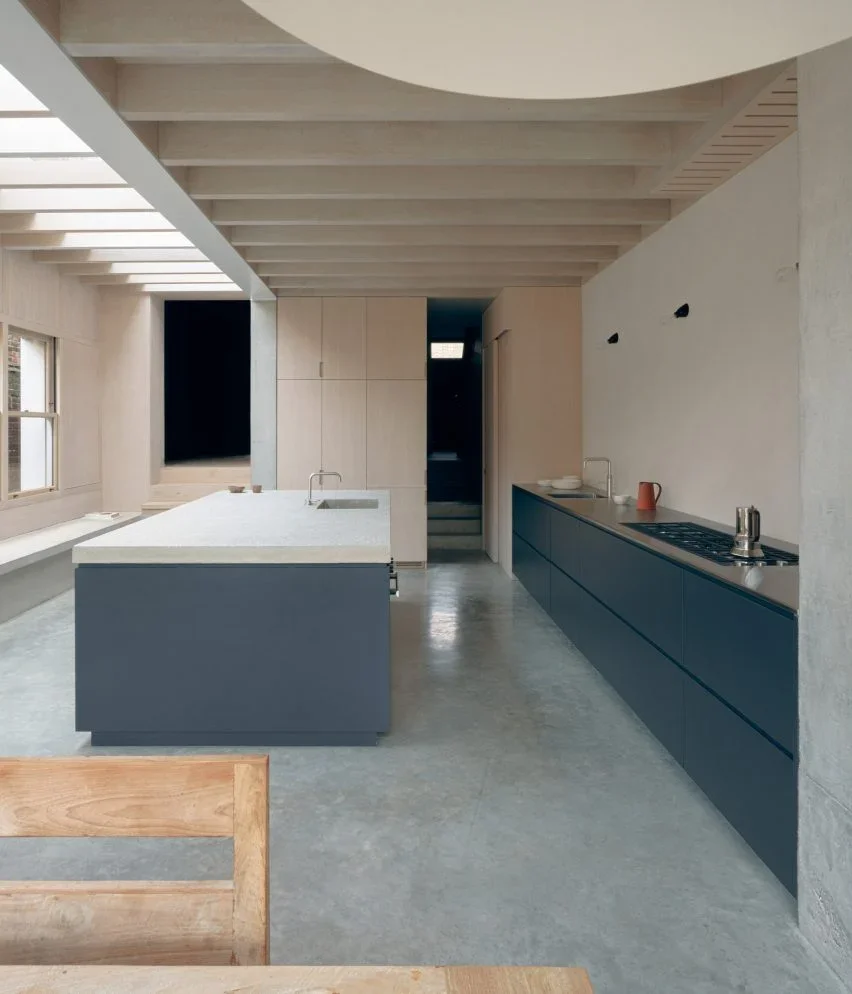 dgn-studio-concrete-plinth-house-brutalist-extension-london_dezeen_2364_col_13-852x994.webp