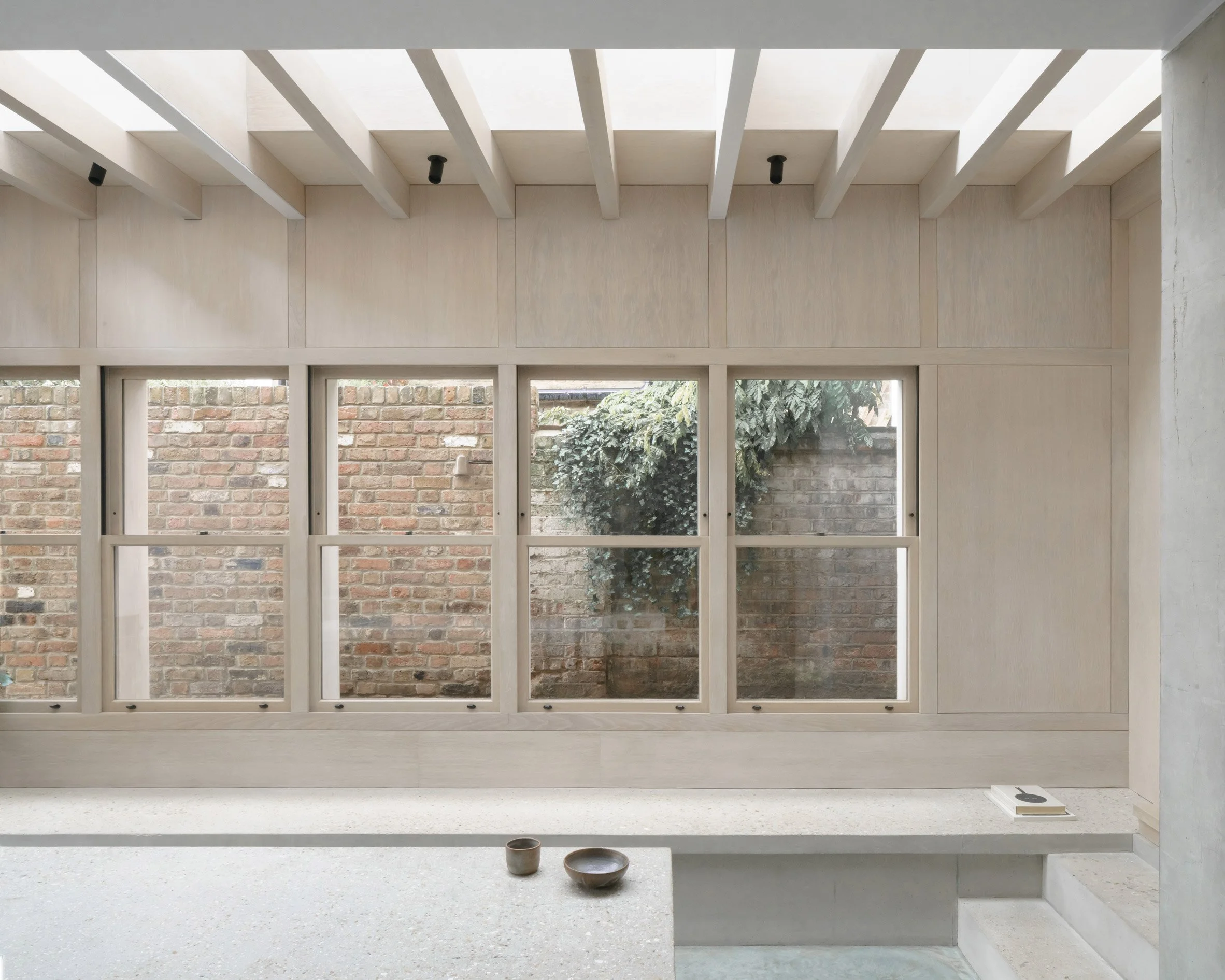 dgn-studio-concrete-plinth-house-brutalist-extension-london_dezeen_2364_col_9.jpg