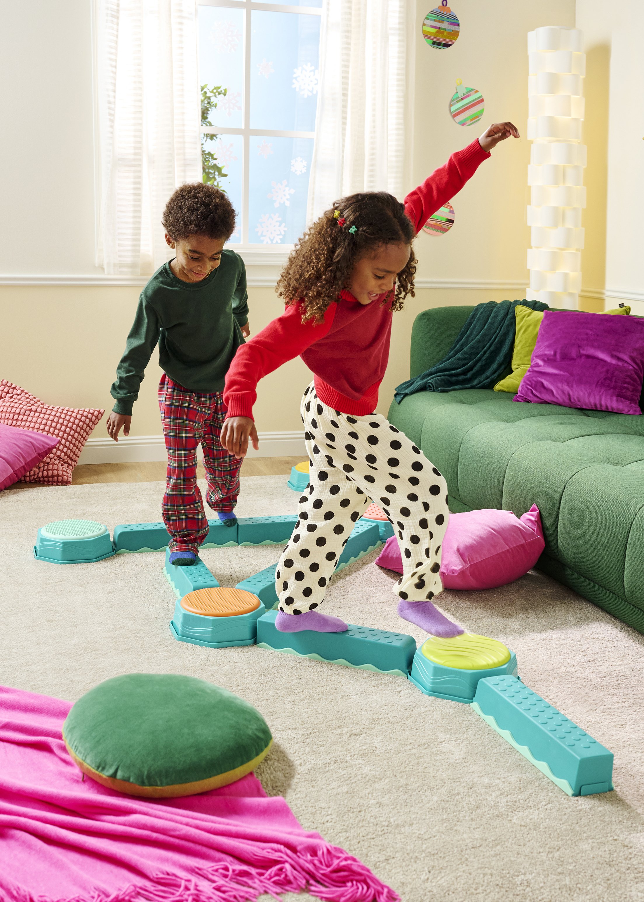HKGB24_Battat_BalanceBeam_Lifestyle_0423.jpg