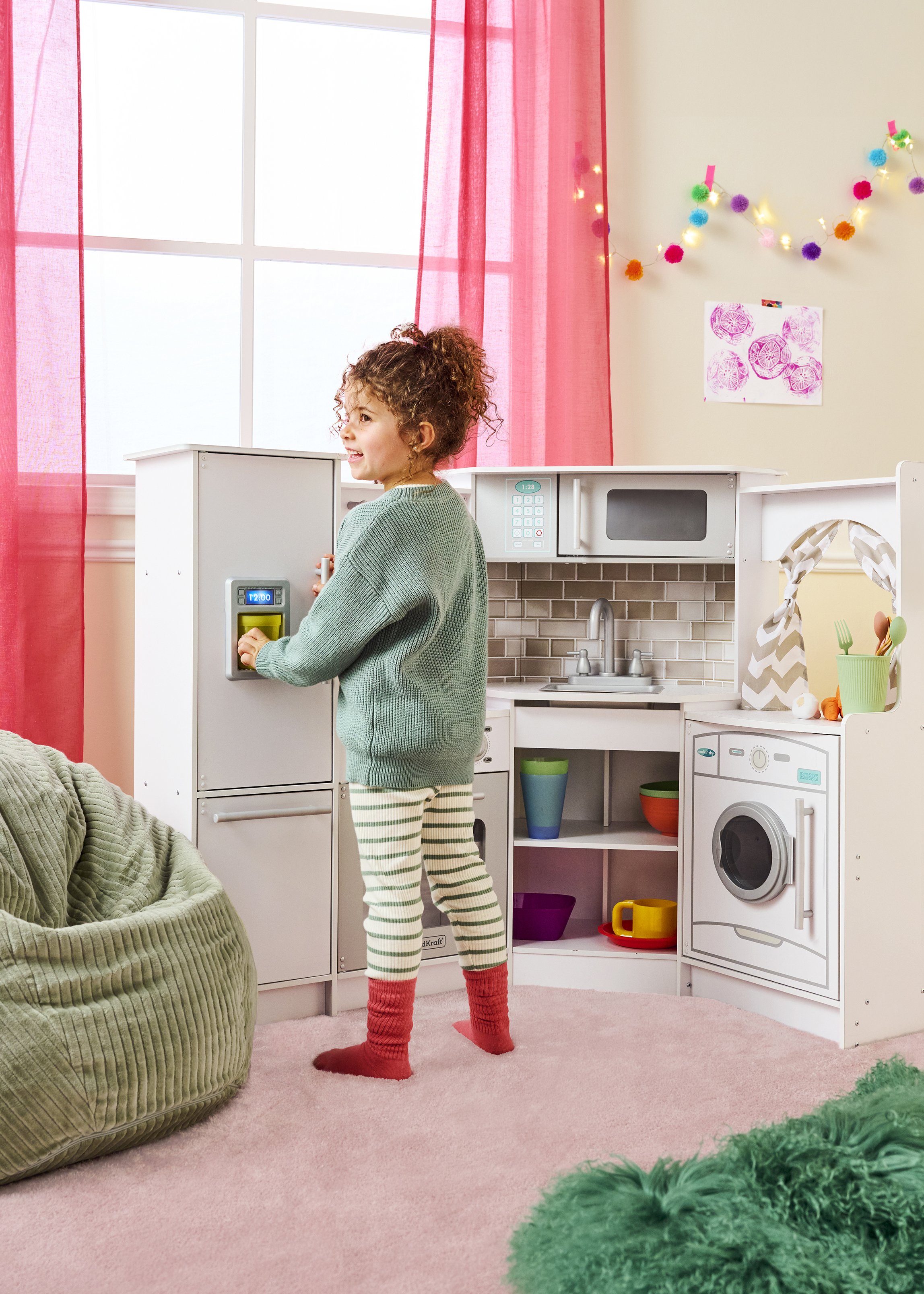 HKGB24_KidKraft_Kitchen_Lifestyle_0692_main.jpg