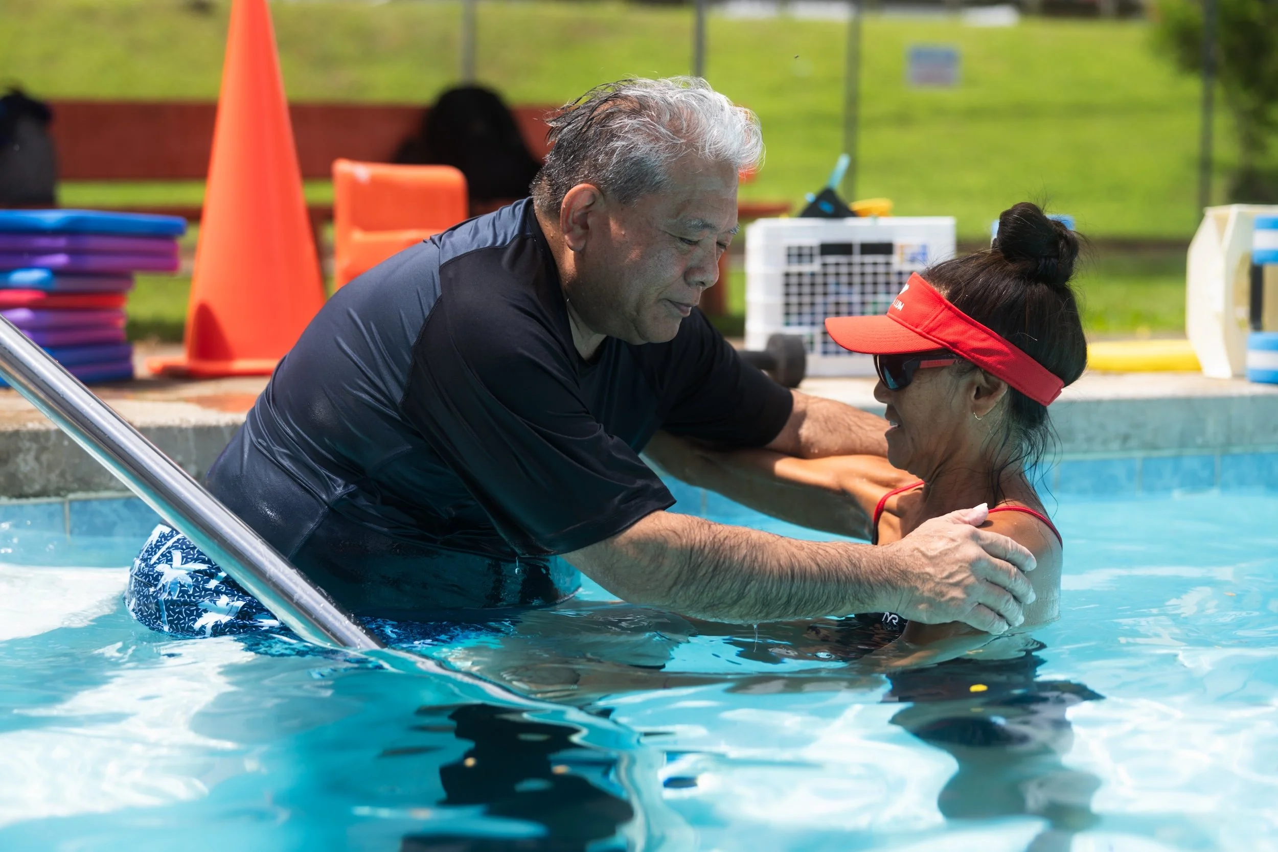 A Fukuji & Lum therapist supports a patient in the water during a one-on-one aquatic therapy session.