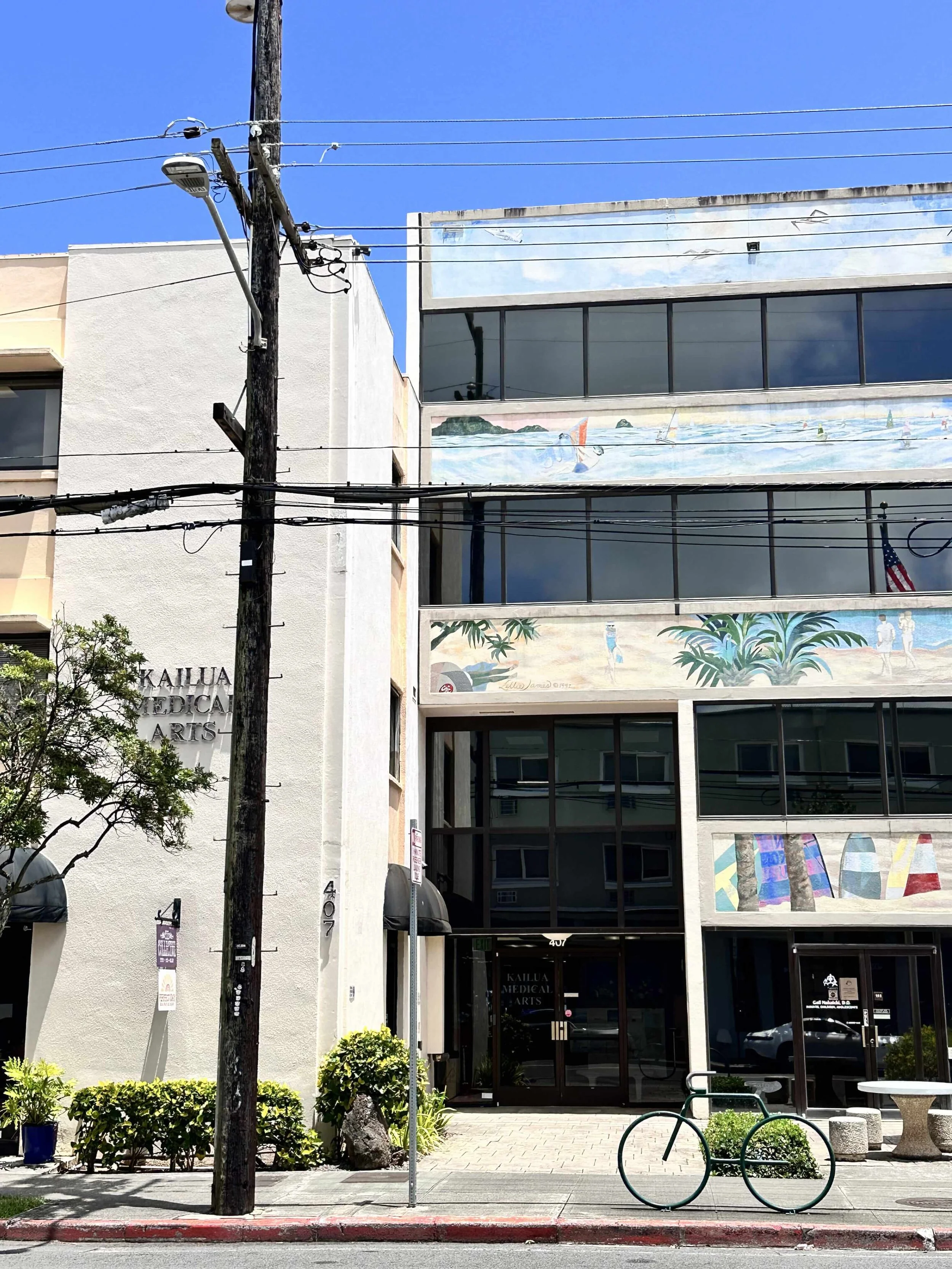 The exterior entrance of the Kailua Medical Arts Building on Uluniu Street, home of Fukuji & Lum Physical Therapy.