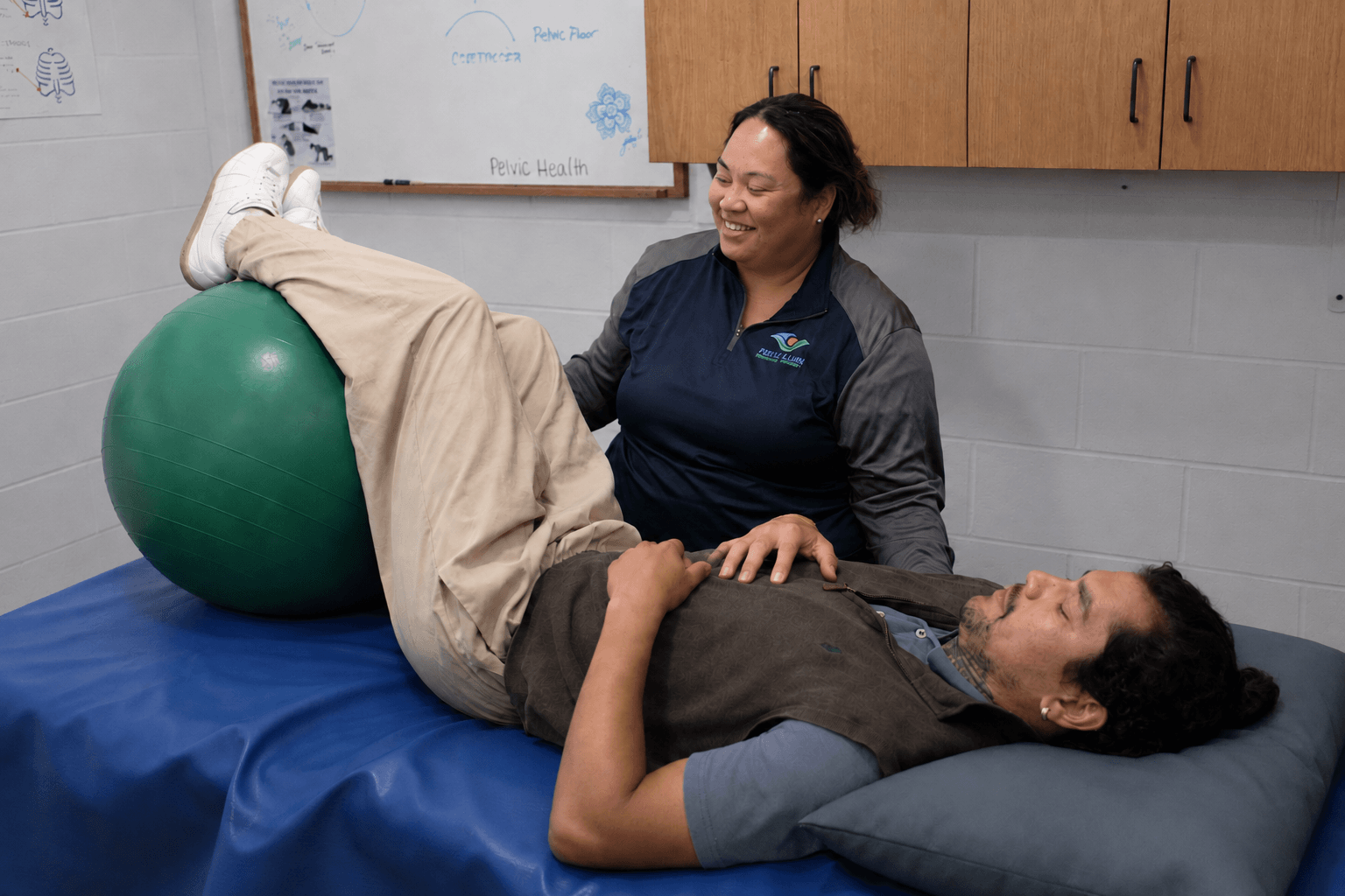 Fukuji & Lum pelvic health therapist explains a personalized pelvic floor exercise program to a patient.