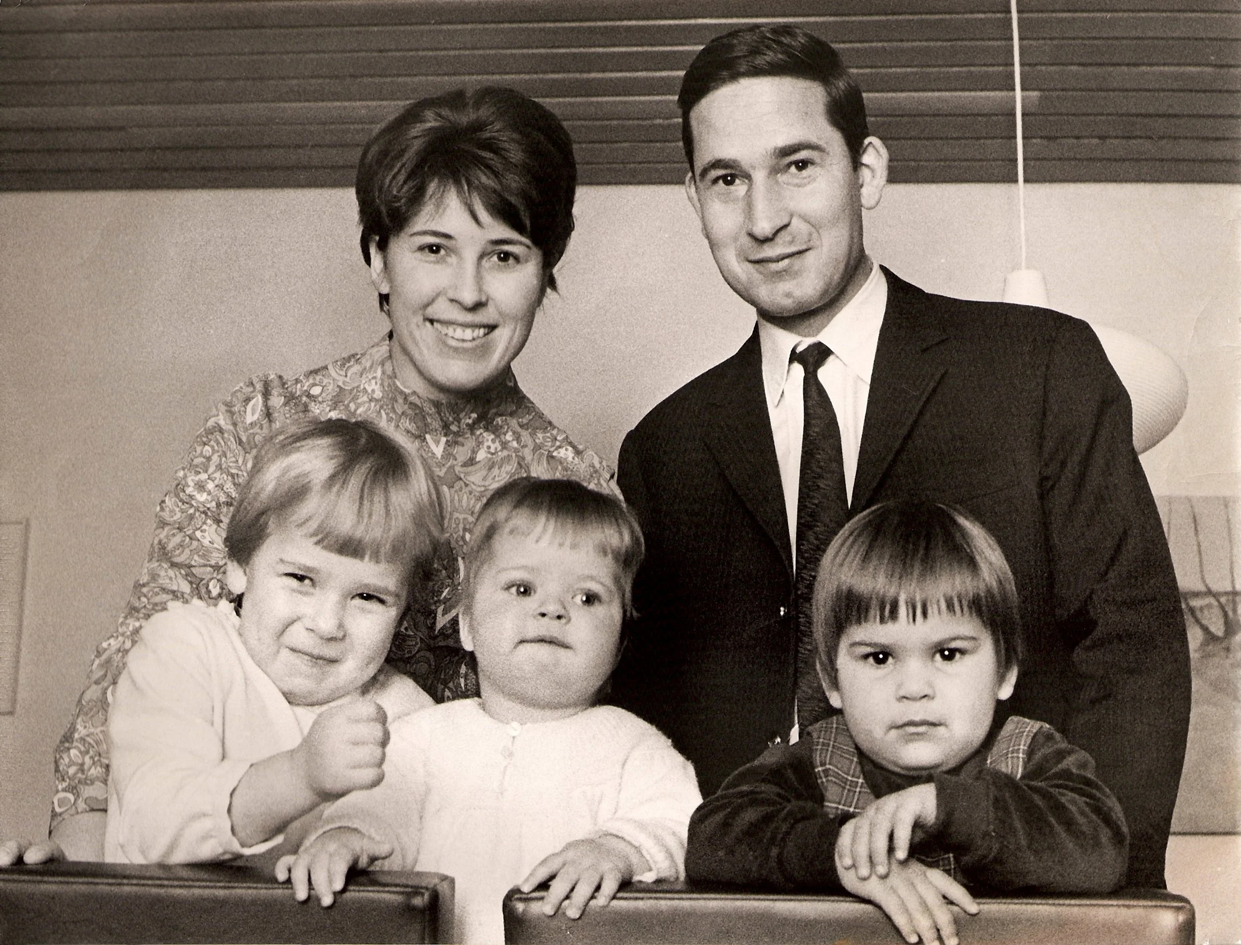 schwarz-weiß-Bild von meinen Eltern, zwei Schwestern und mir in den 60-er Jahren.