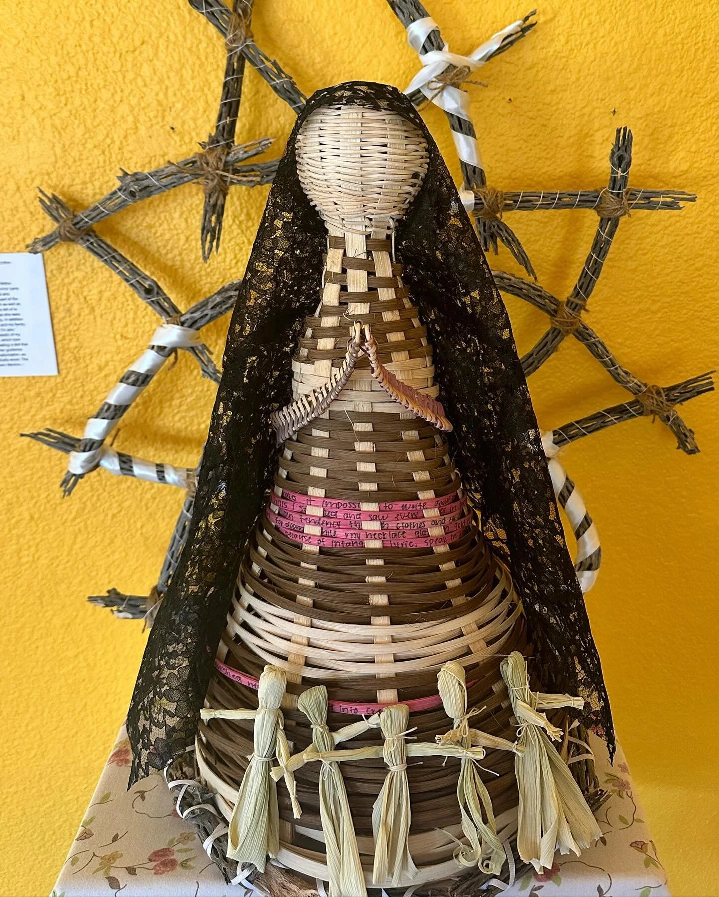 porfis cu&iacute;dame siempre ..
🫧🐚🧸
𝔠𝔞𝔫𝔞𝔰𝔱𝔦𝔱𝔞 𝔳𝔦𝔯𝔤𝔢𝔫𝔠𝔦𝔱𝔞 (2024)

hand-dyed reed, hand-dyed caning, round reed, smoked reed, corn husks, lace fabric, cholla wood, burlap twine, polyester ribbon, cotton thread
