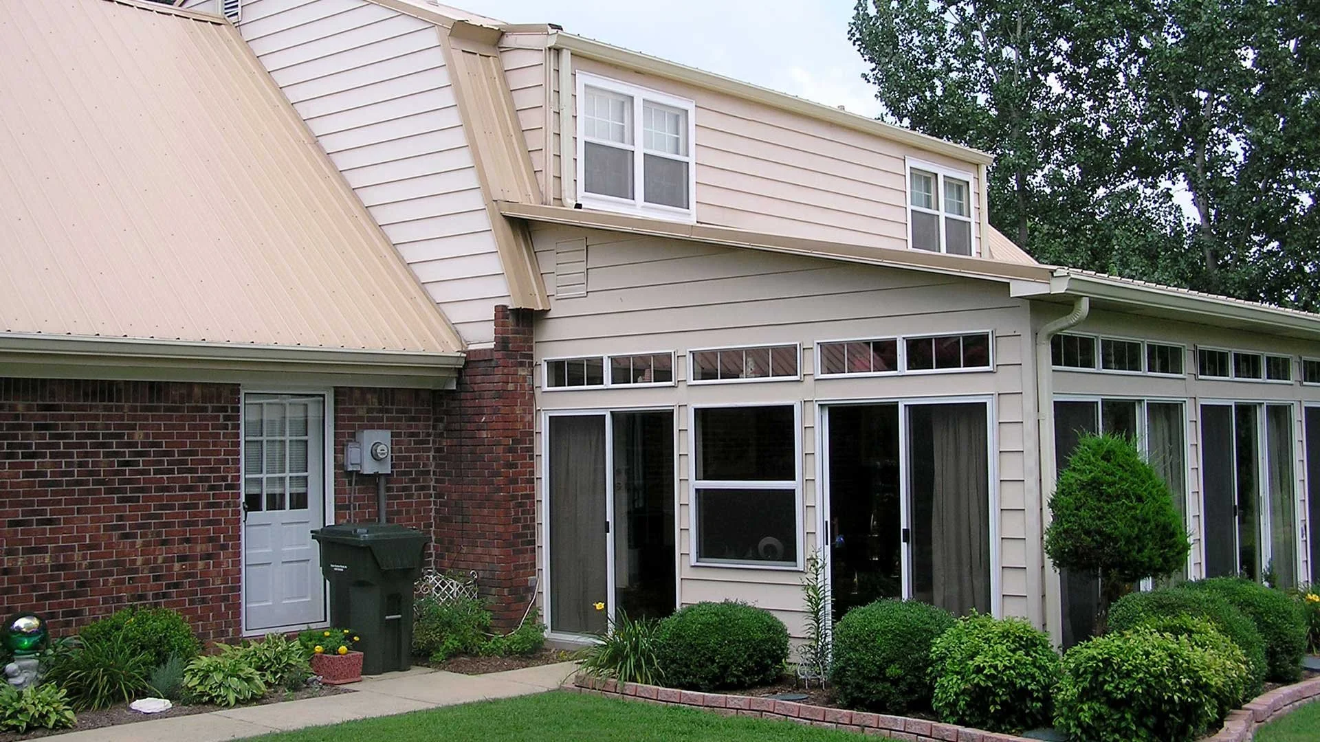 Sun porch with Leaf Sentry gutter protection