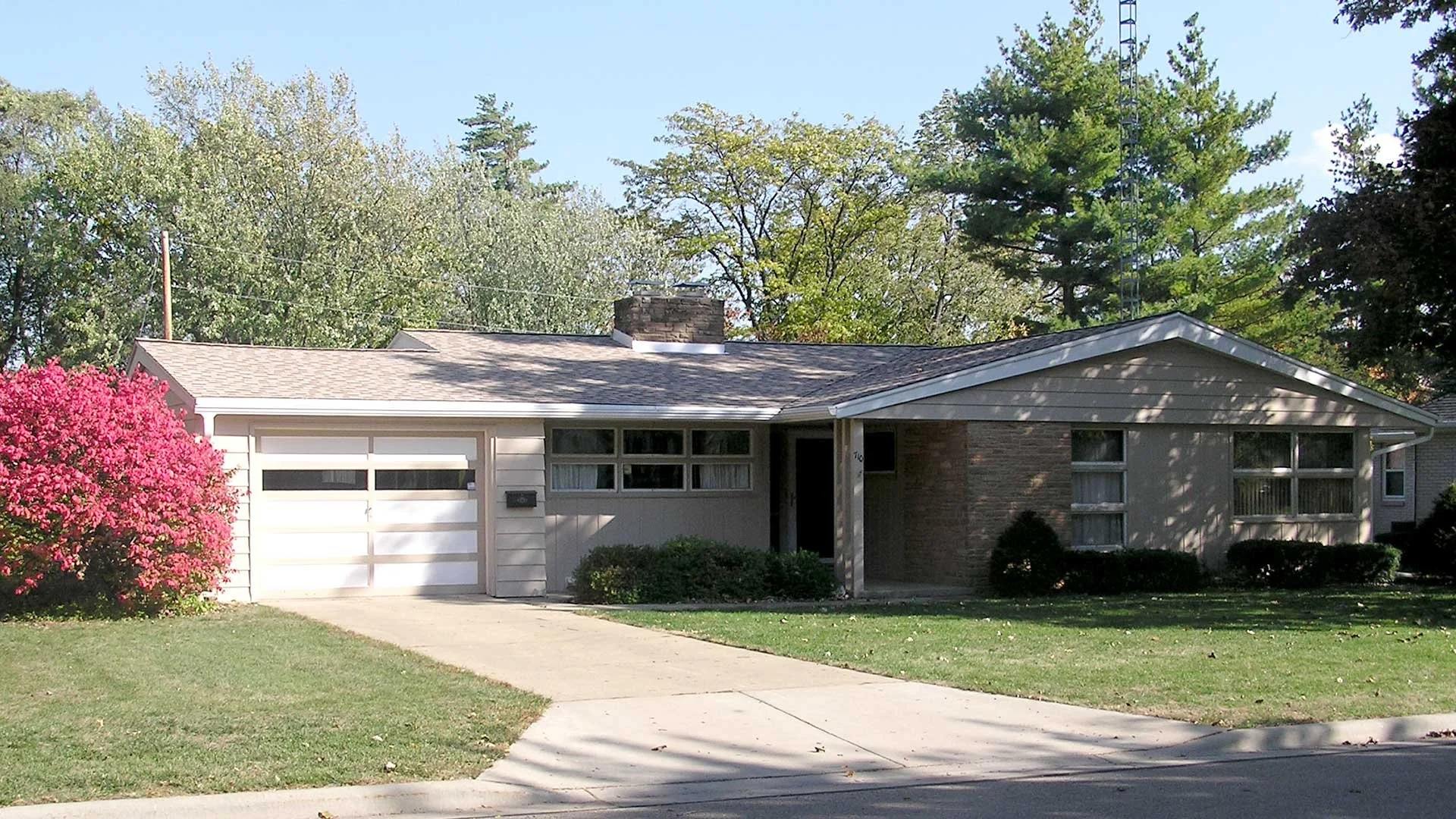 1960s ranch home with Leaf Sentry gutter protection