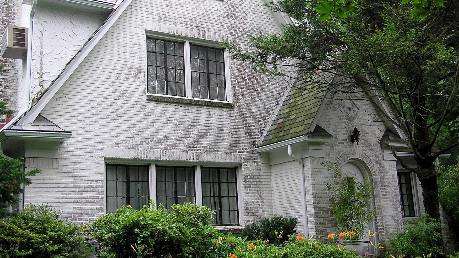 White brick home with Leaf Sentry gutter protection