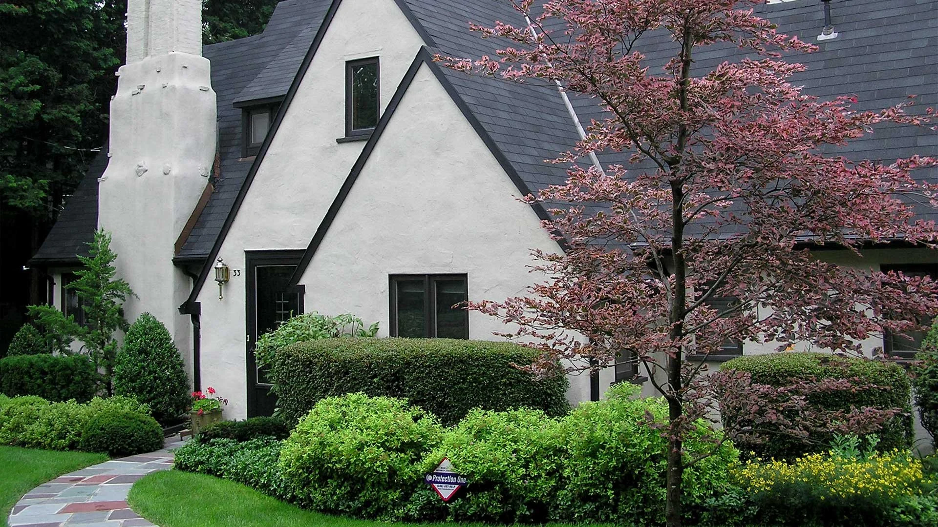 White stucco home with Leaf Sentry gutter protection