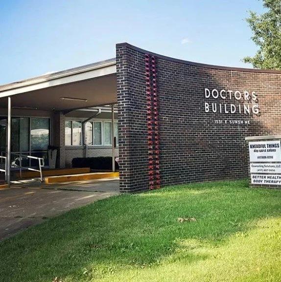 Exterior view of the Doctors Building, where Jody Tetlow Counseling offers in-person therapy services in Springfield, Missouri.