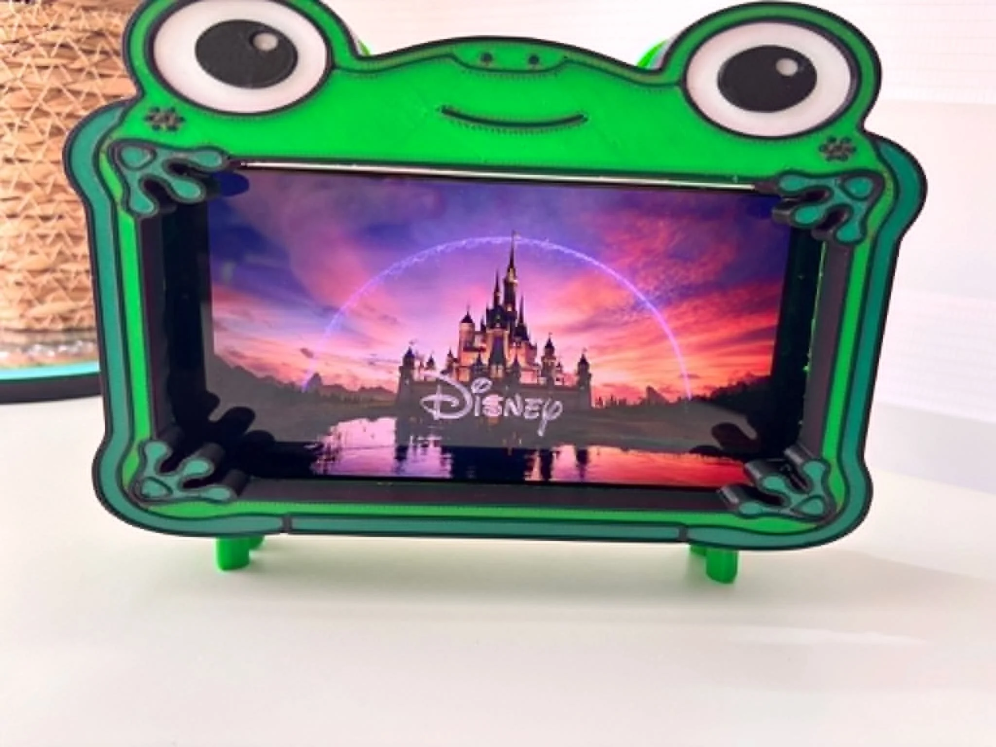 IPAD UNIVERSAL PHONE HOLDER.