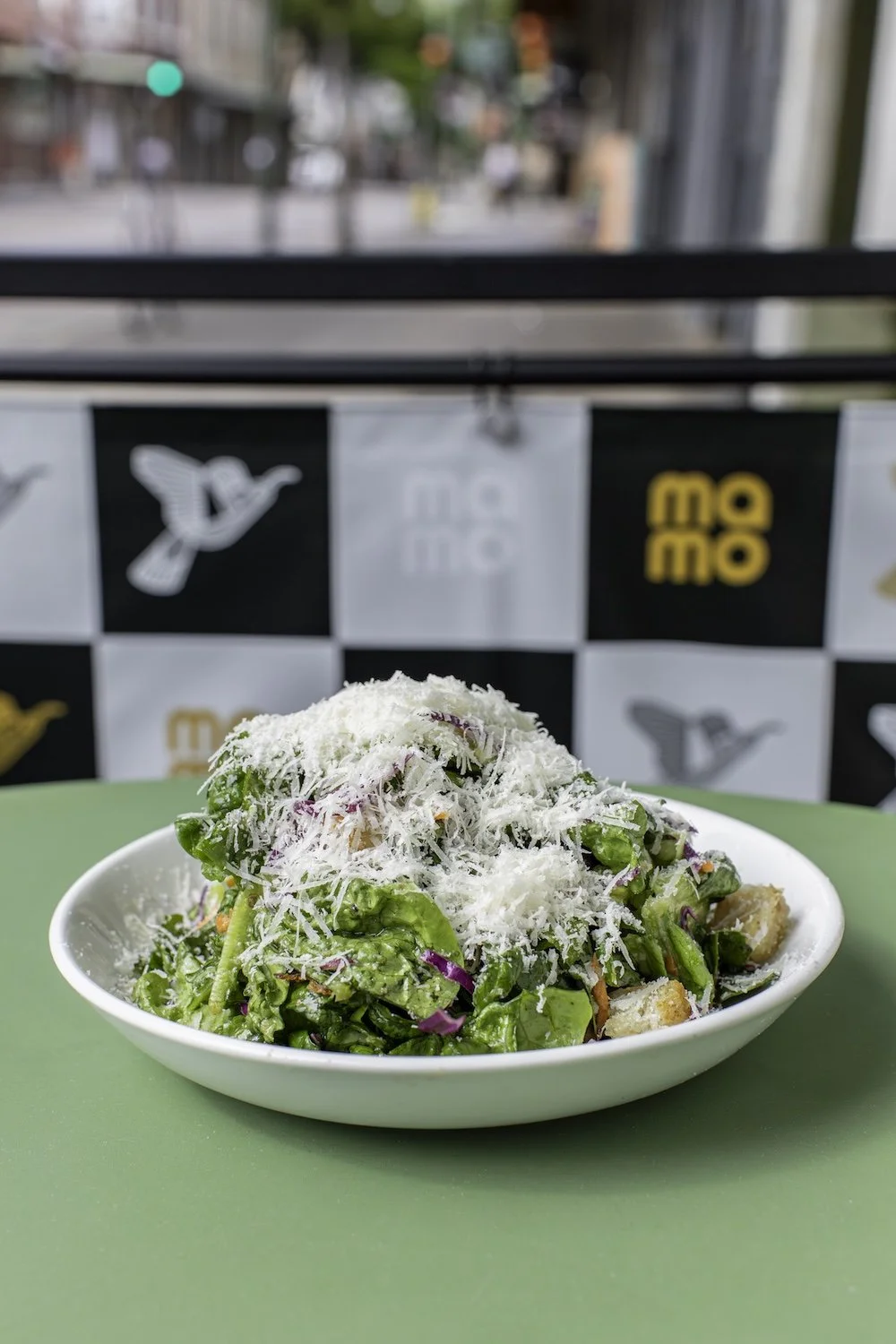 pizza-mamo-salad-outdoor-table-chinatown-honolulu.jpg