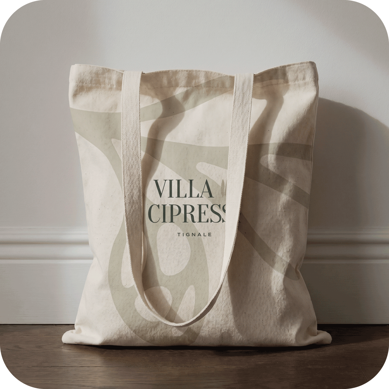 Cremefarbene Stofftasche mit Wortmarke Villa Cipressi und organischem Muster