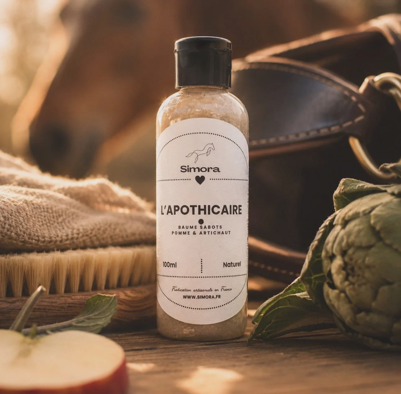 🍏 L&rsquo;Apothicaire by Simora

Non, votre cheval ne se mangera pas les sabots parce qu&rsquo;ils sentent la pomme.

&Agrave; l&rsquo;origine, nous cherchions une formule pour les sabots.

Pas une recette pour le d&icirc;ner. 😄

Pourtant, entre la