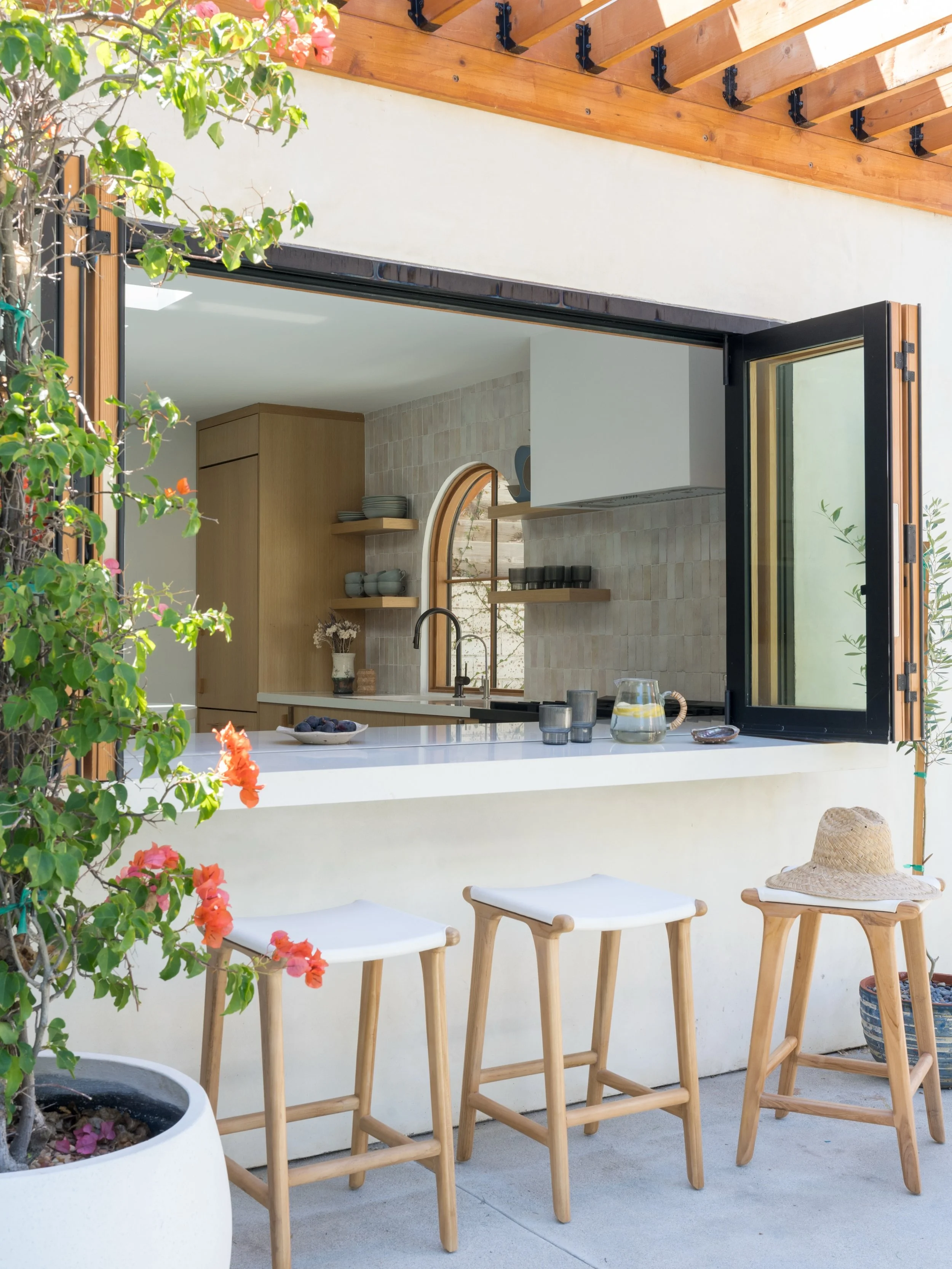 Indoor-outdoor living at its finest ☀️

Modern Spanish Revival meets effortless California living in this Los Angeles home. A poolside dining space with a pass-through kitchen bar designed for gathering, entertaining, and easy summer living. 

Projec