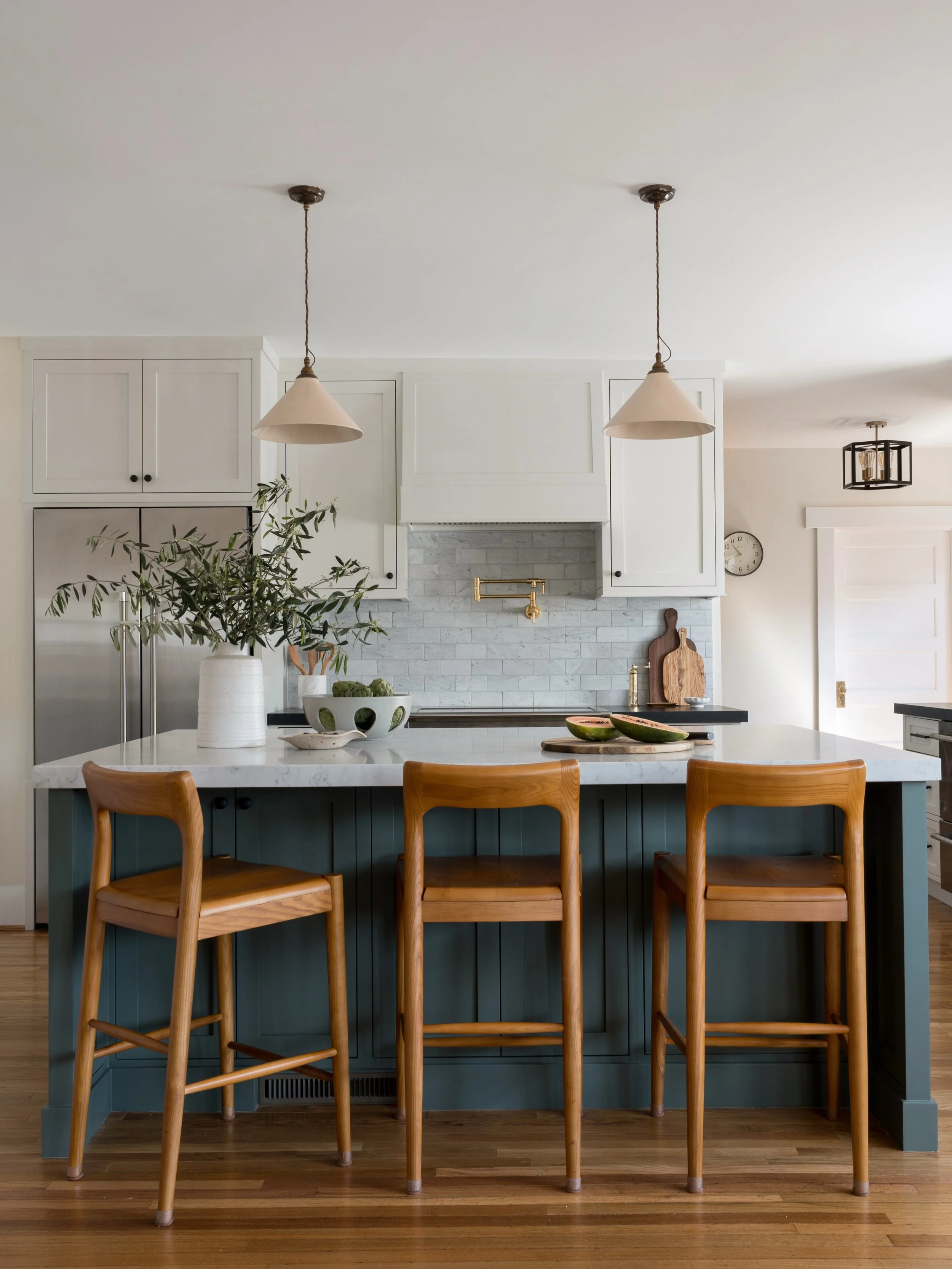 The elements of a good kitchen design: a color palette that compliments the home, warm wood, handmade lighting, and a bit of marble. Now you have a space that feels really good to live in! 

Project #StayInDouglas
Design @stayinteriors_la 
Photos @ch