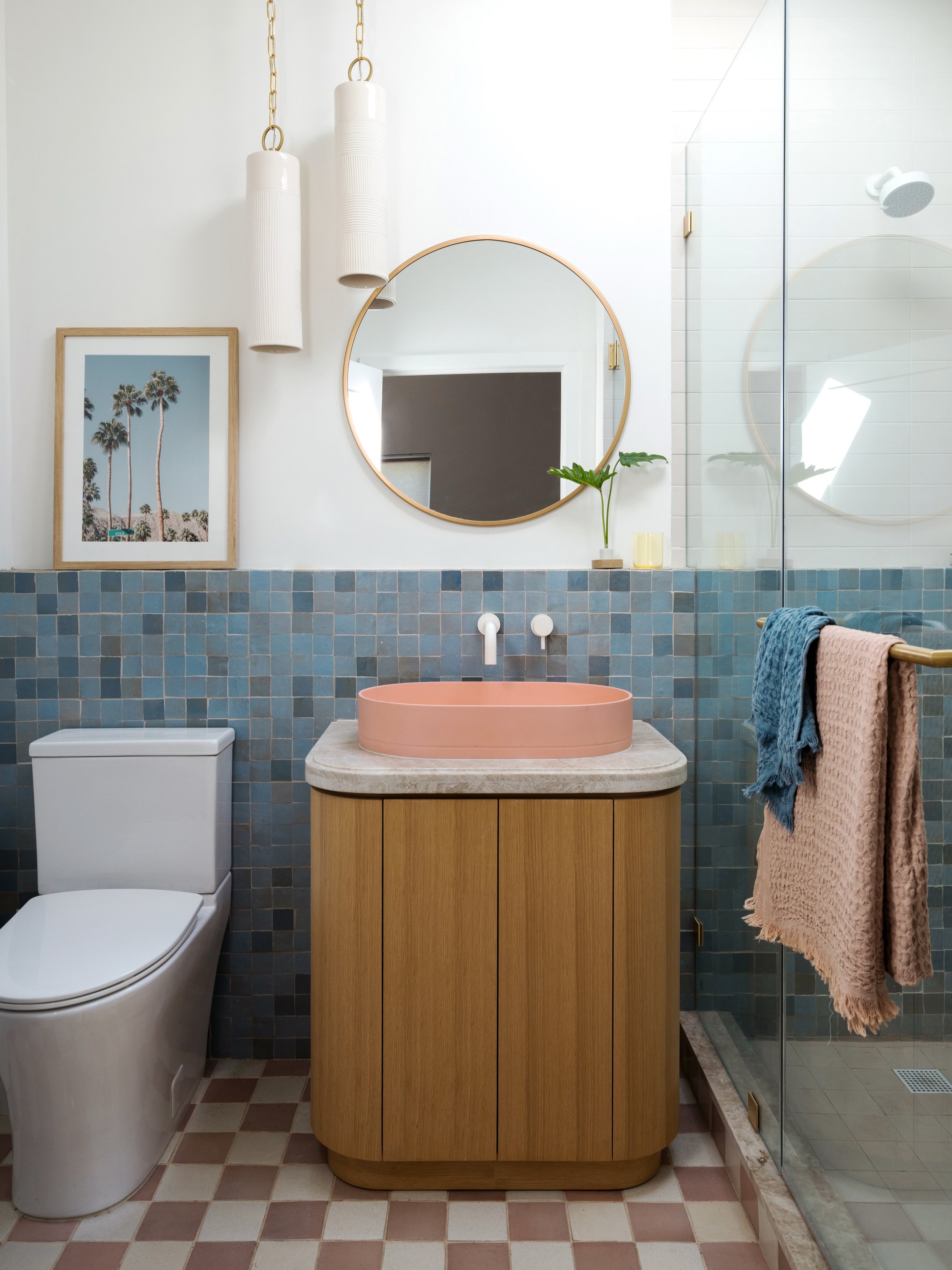 This ADU bathroom isn&rsquo;t short on the good things: pretty tile, layered textures, natural light (thanks to a skylight), and good art. Summer vibes forever! ☀️

Project #StayInCasita 
Design @stayinteriors_la 
Photos @charlotteleaphotography 

#s