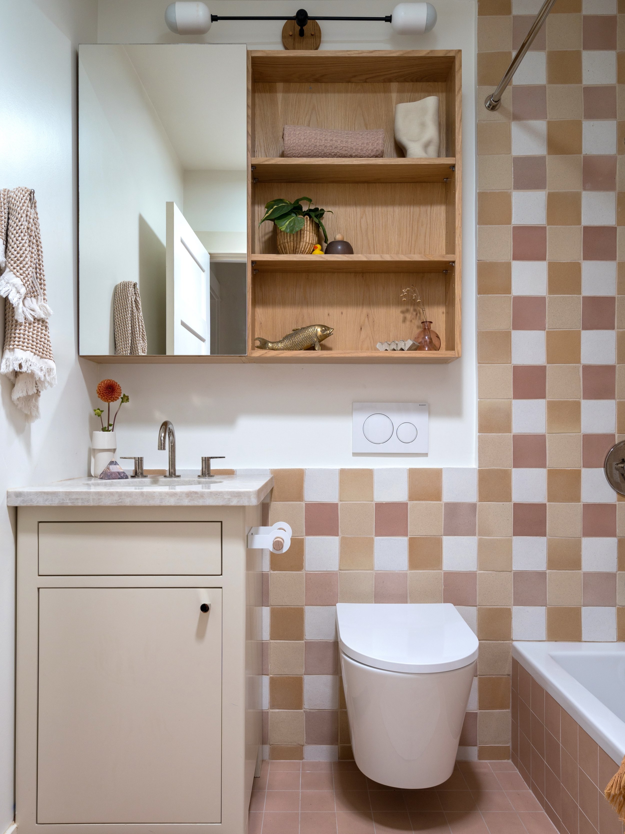 A fresh pink bathroom that instantly makes you smile! This bathroom from Project #StayInAve34 layers warm pinks, natural wood, and handmade textures that give the space plenty of personality without feeling overly sweet. 

Design @stayinteriors_la 
P