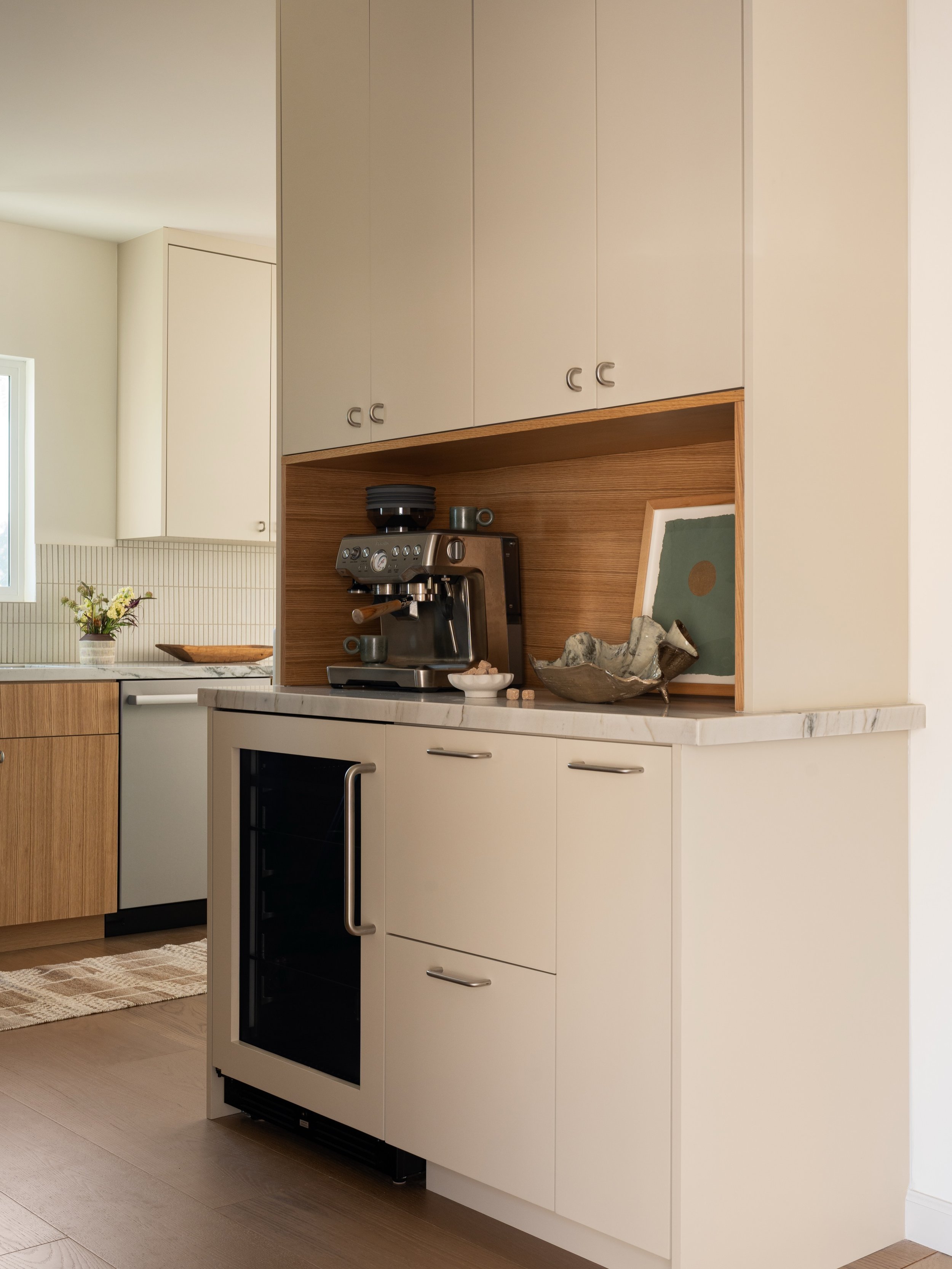It feels like it&rsquo;s going to be a 2 iced lattes kinda day! I love designing special little moments like this for clients. They&rsquo;re big espresso lovers so having a dedicated area for their machine and supplies was high on the wish list. 

Pr