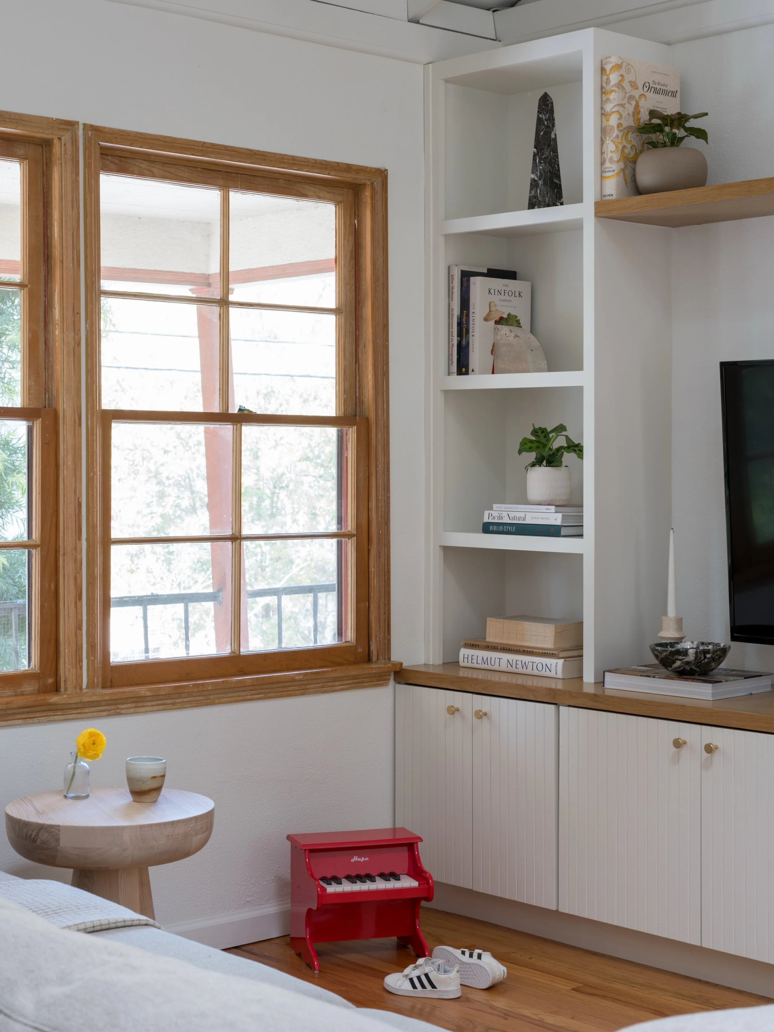 A beautiful built-in moment to anchor the room and fill it with alllll the collected and pretty things. 

Project #StayItWashington
Design @stayinteriors_la 
Photos @charlotteleaphotography 
.
.
.
#warmminimalism #californiadesign #livingroomdesign #