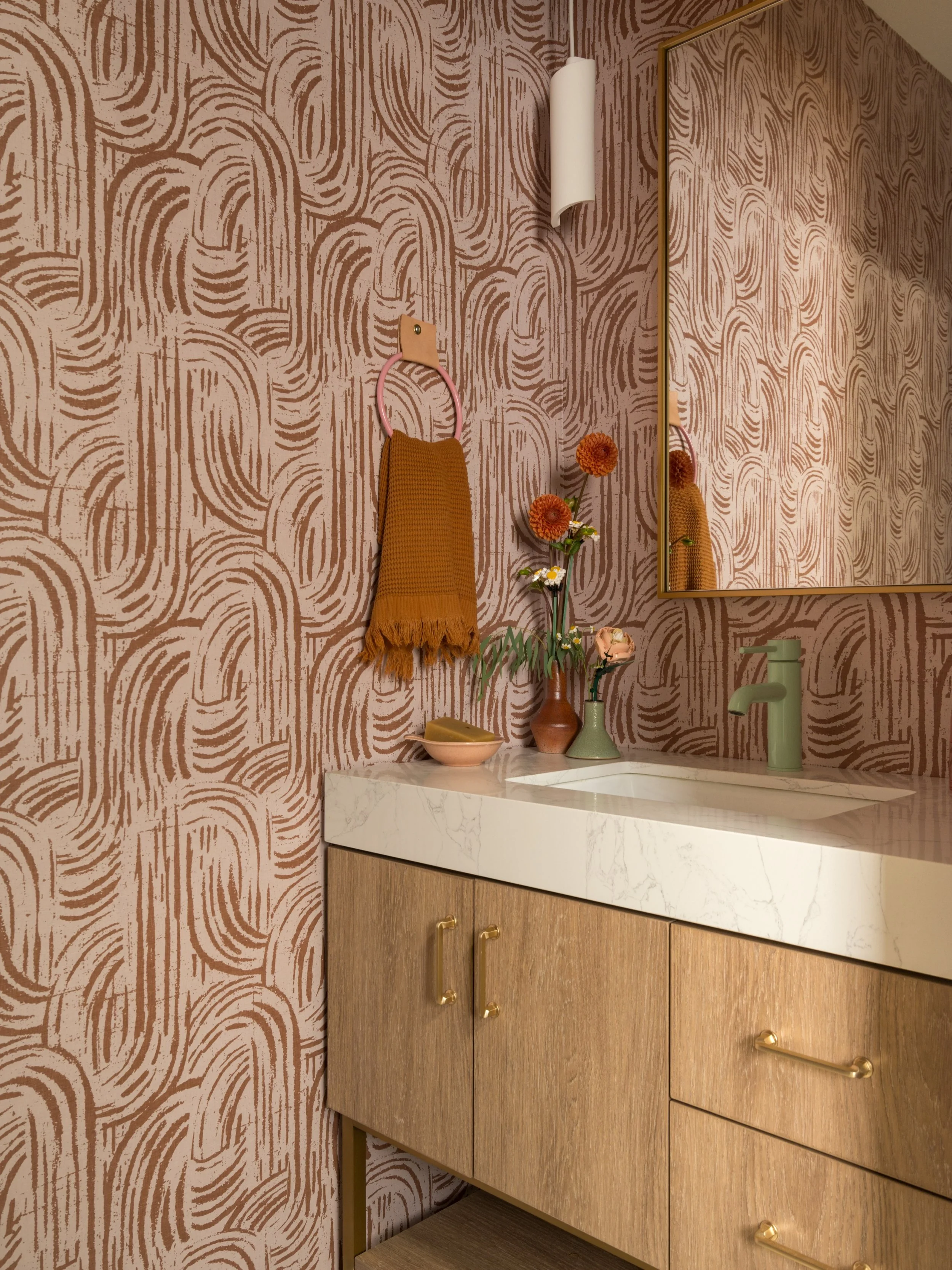This powder bathroom was a new addition and we wanted to have some fun in here. I don&rsquo;t know if I can choose a favorite detail: the bold wallpaper, minty green faucet, or the @lego flowers! 

Project #StayInWestchester
Design @stayinteriors_la 