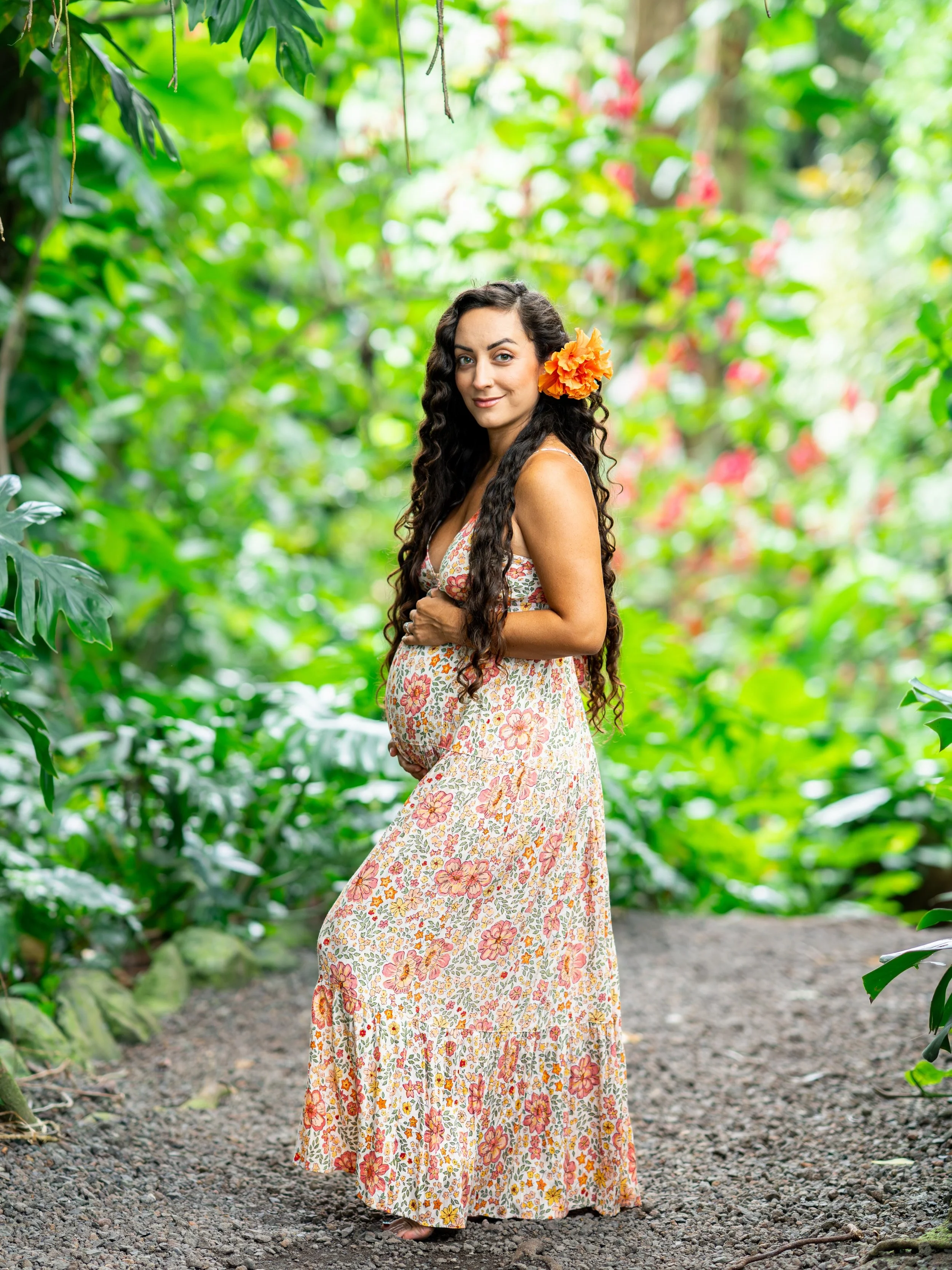 Look at this vibrant, glowing, tropical Mama 🌺 She&rsquo;s gonna raise the most adventurous little human, just like her! Loved getting to capture these sweet maternity memories for her in a botanical garden here on Oahu. She really does emulate all 