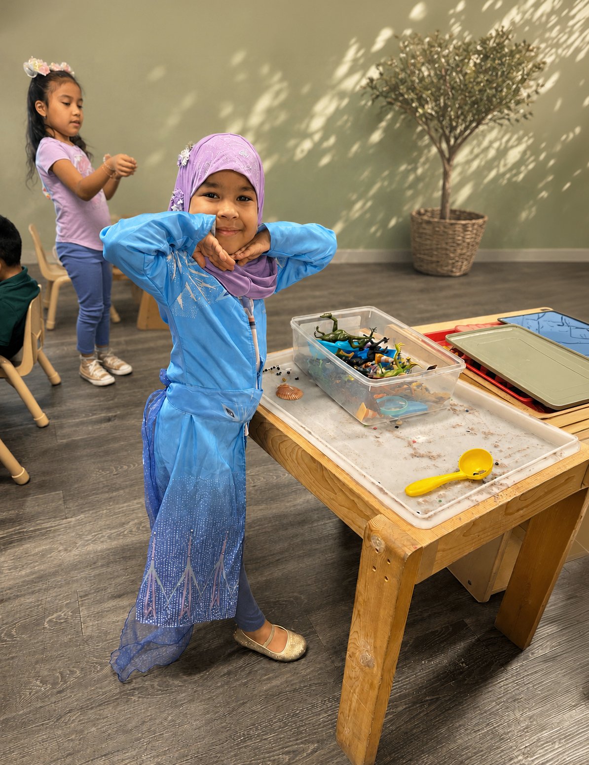 TOL-girl-elsa-costume-happy-smile-craft.jpg