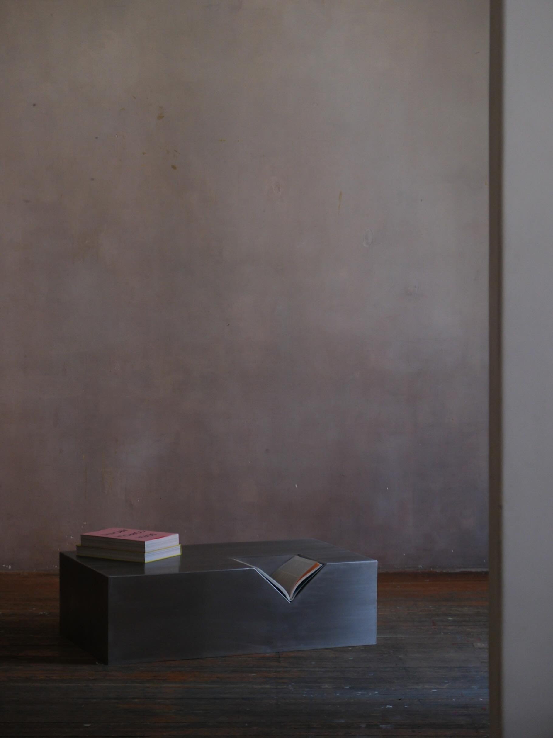 Mesa de libro en acero inoxidable 
100x60x30 cms