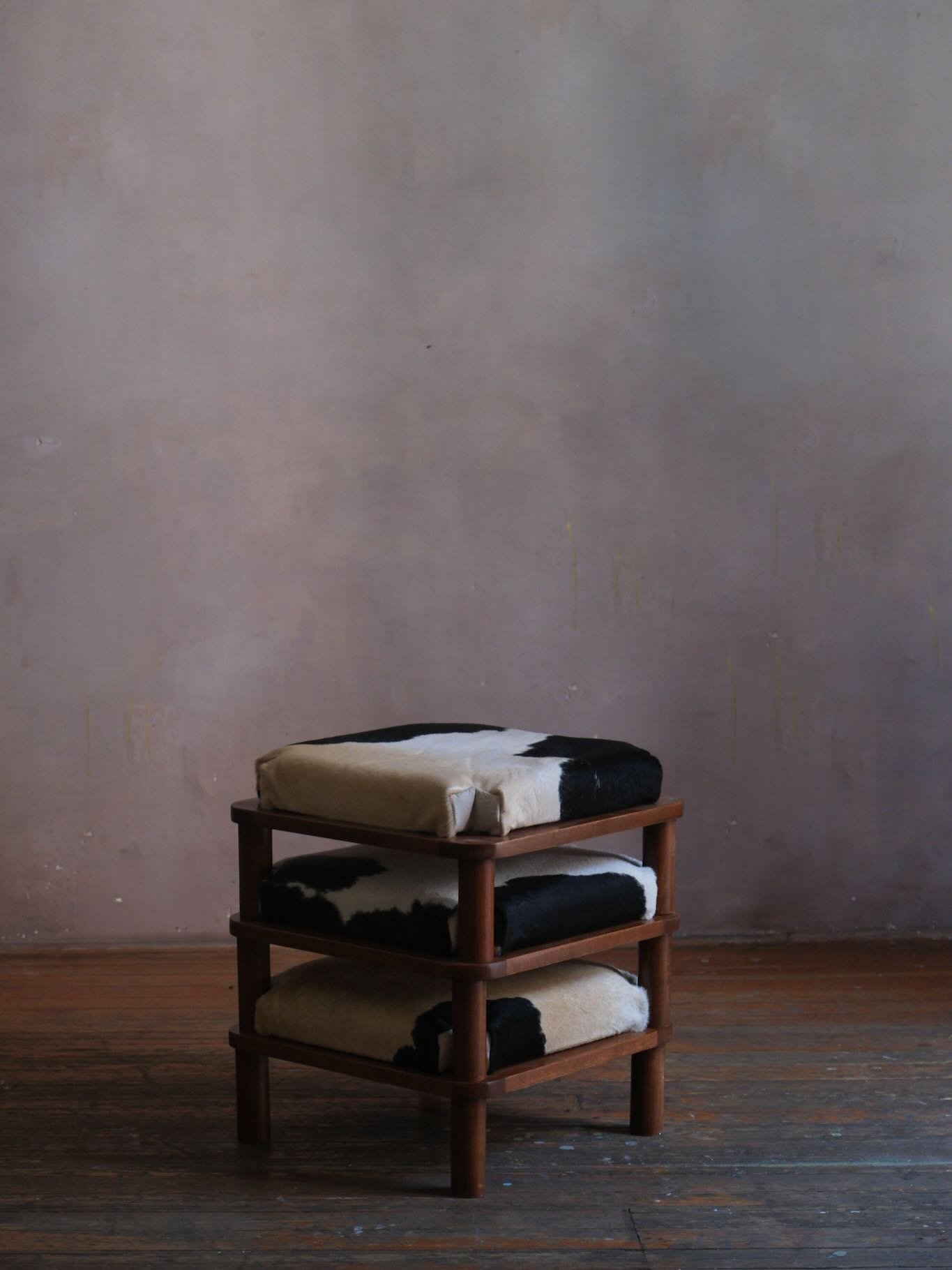 Set de banquitos con piel de vaca 
45 x 45 x 54 cms