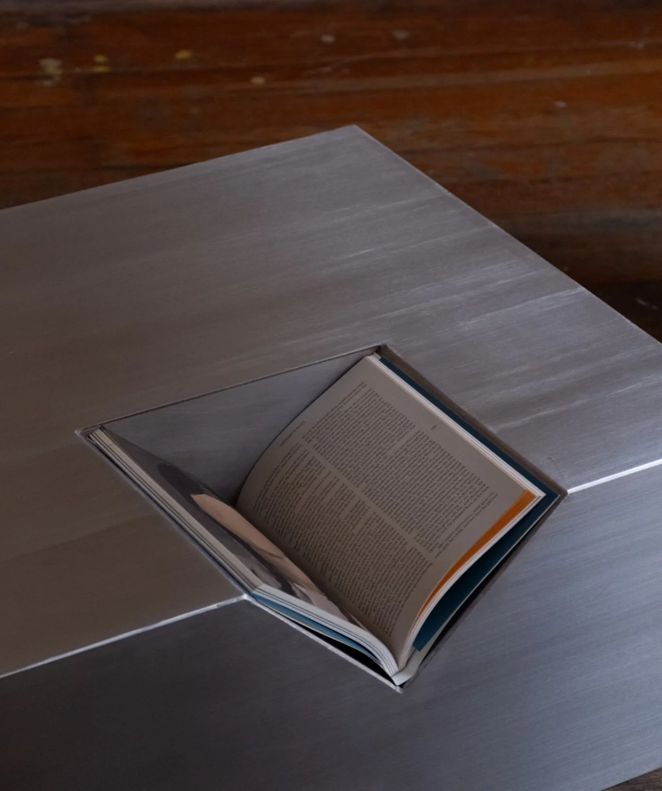 Mesa de Libro de Acero Inoxidable 
100x60x20cm